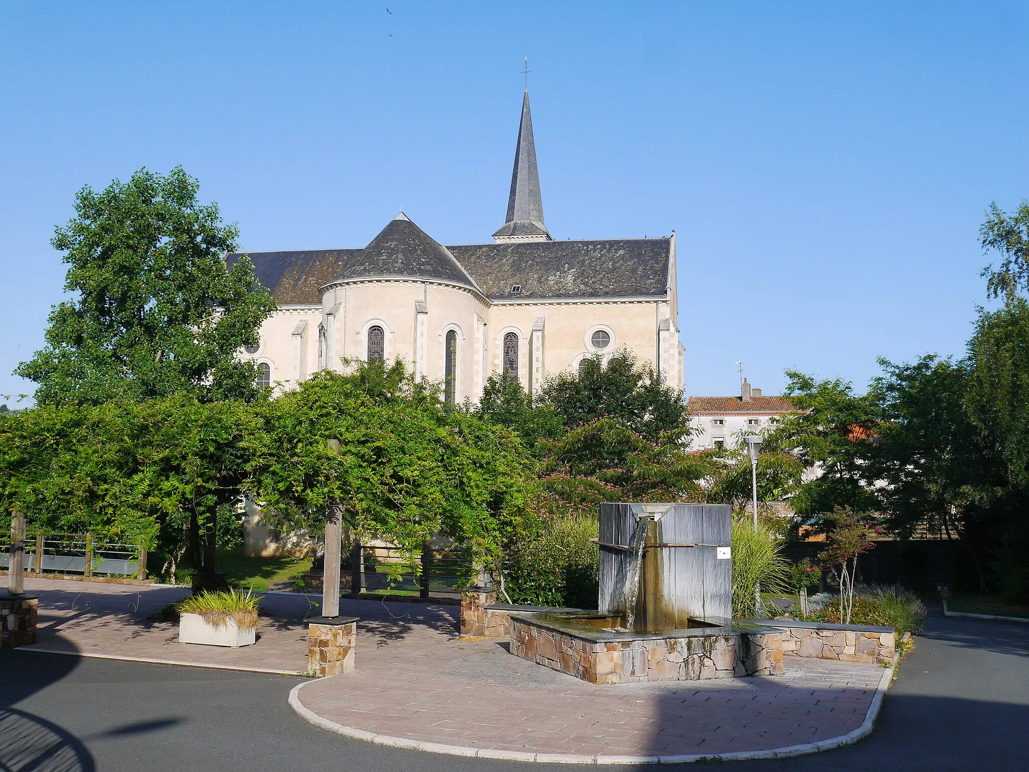 Photo showing: Le chevet de l'église Saint-Hilaire.