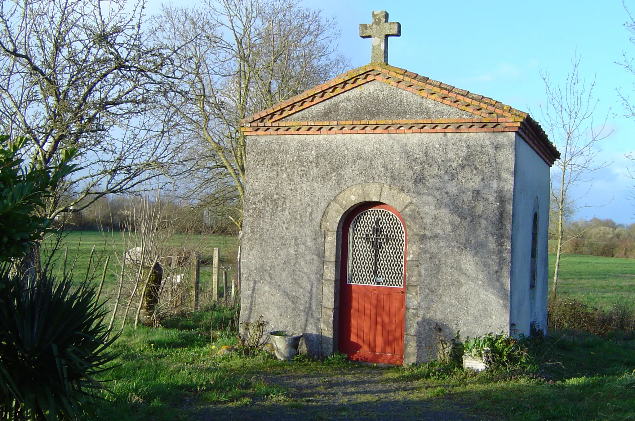 Photo showing: Chapelle de la Grande Troche du XIXe siècle, près du Pont Diane aux Cerqueux (Maine-et-Loire, France). Figure à l'inventaire général du Patrimoine.