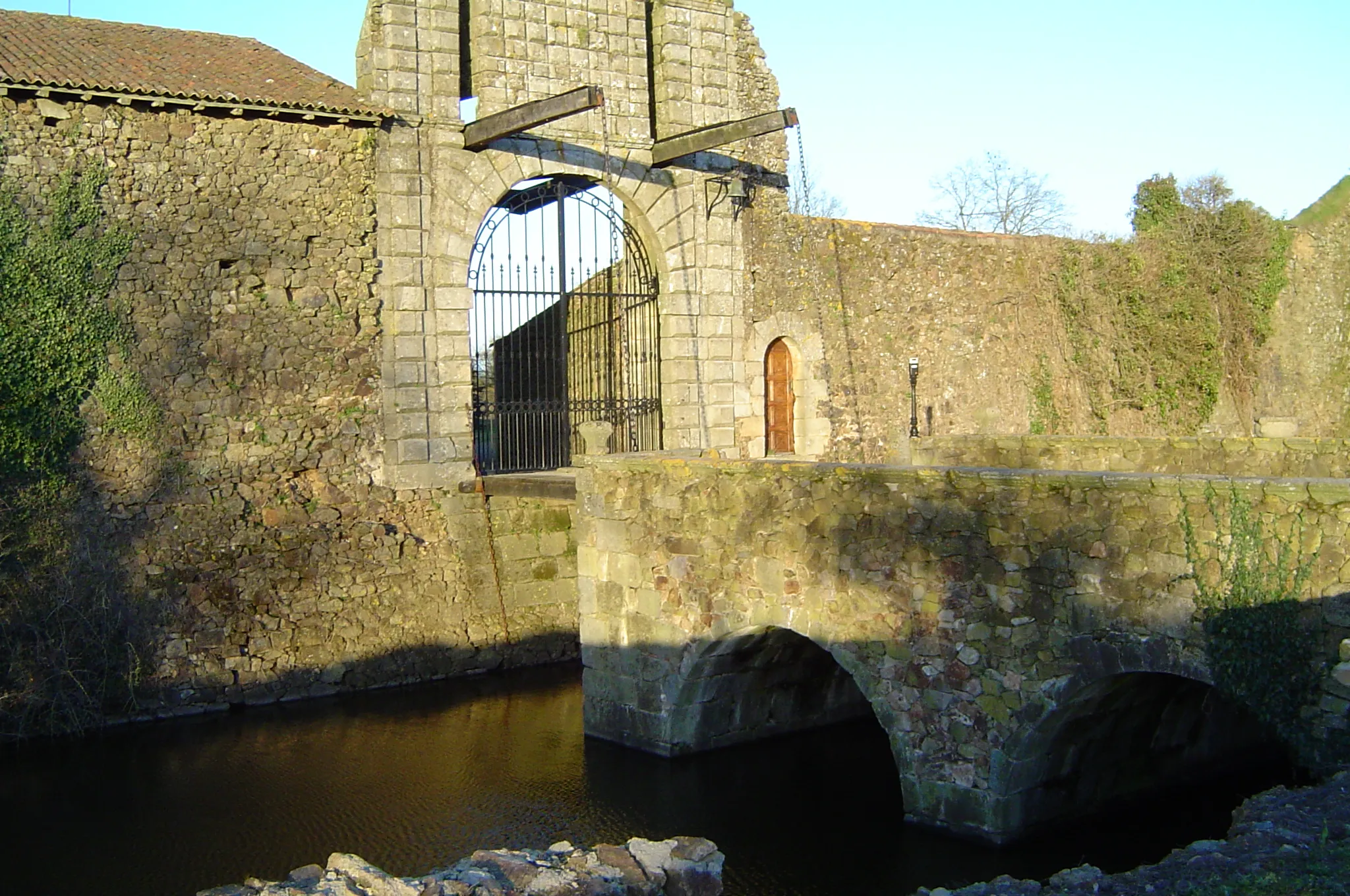 Photo showing: Portail du château de la Sévrie. Situé en Anjou jusqu'à la Révolution, ce château est maintenant sur le territoire de Saint-Aubin-de-Baubigné (aujourd'hui rattachée à la commune de Mauléon, dans les Deux-Sèvres, en France).