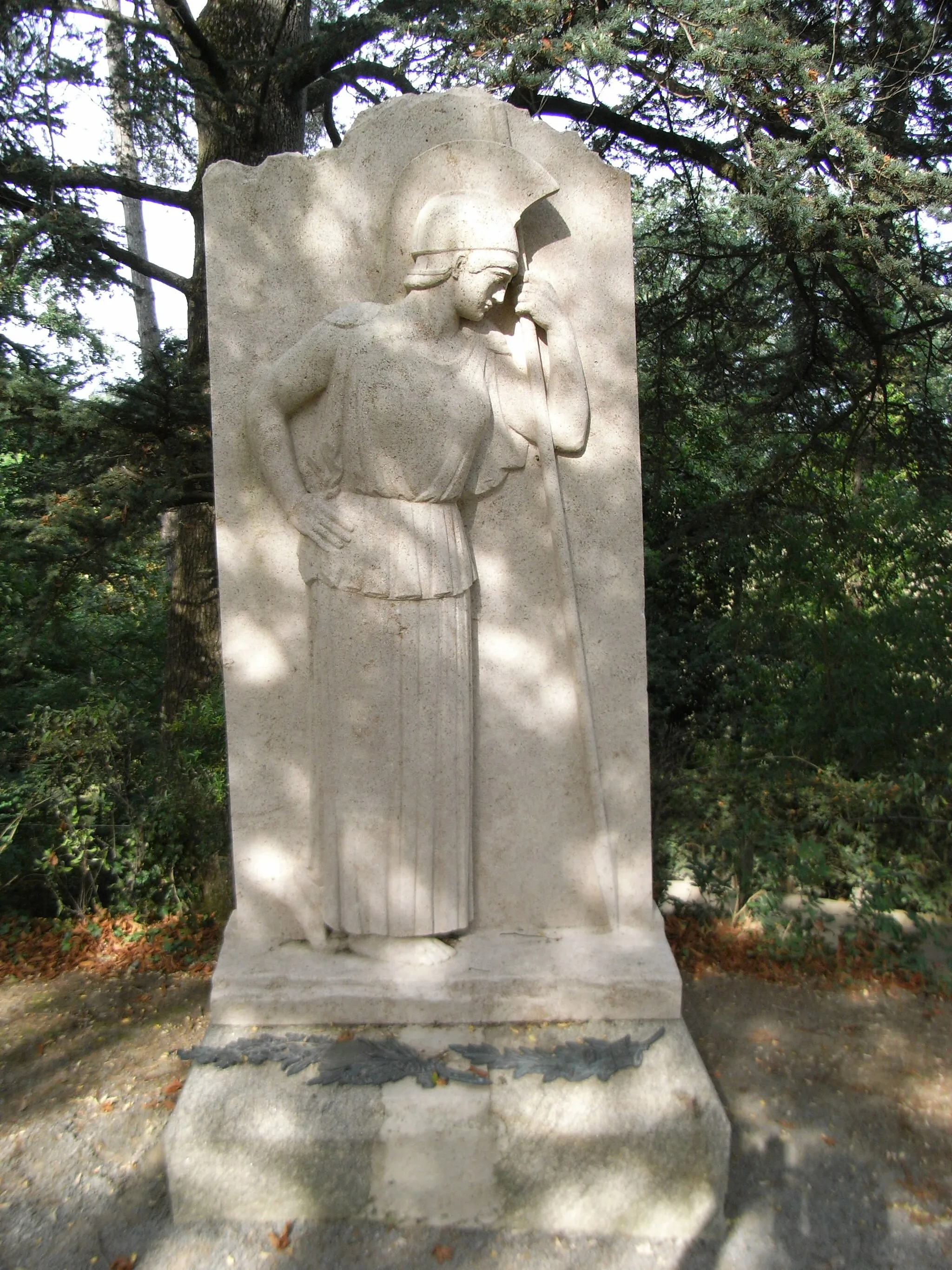 Photo showing: Sépulture de Georges Clemenceau ferme du "Colombier" à Mouchamps (Vendée en France). Copie de la Minerve casquée dite « de Samos » par Sicard surplombe les deux sépultures jumelles, sans dalles ni inscriptions, seulement entourées de grilles ombragées par un grand cèdre de l'Atlas, « arbre de La Liberté » planté en 1848 par son père