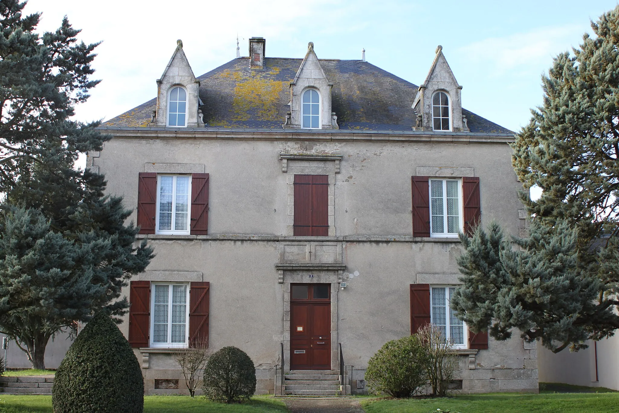 Photo showing: Presbytère, Fr-85-Saint-Hilaire-de-Loulay.