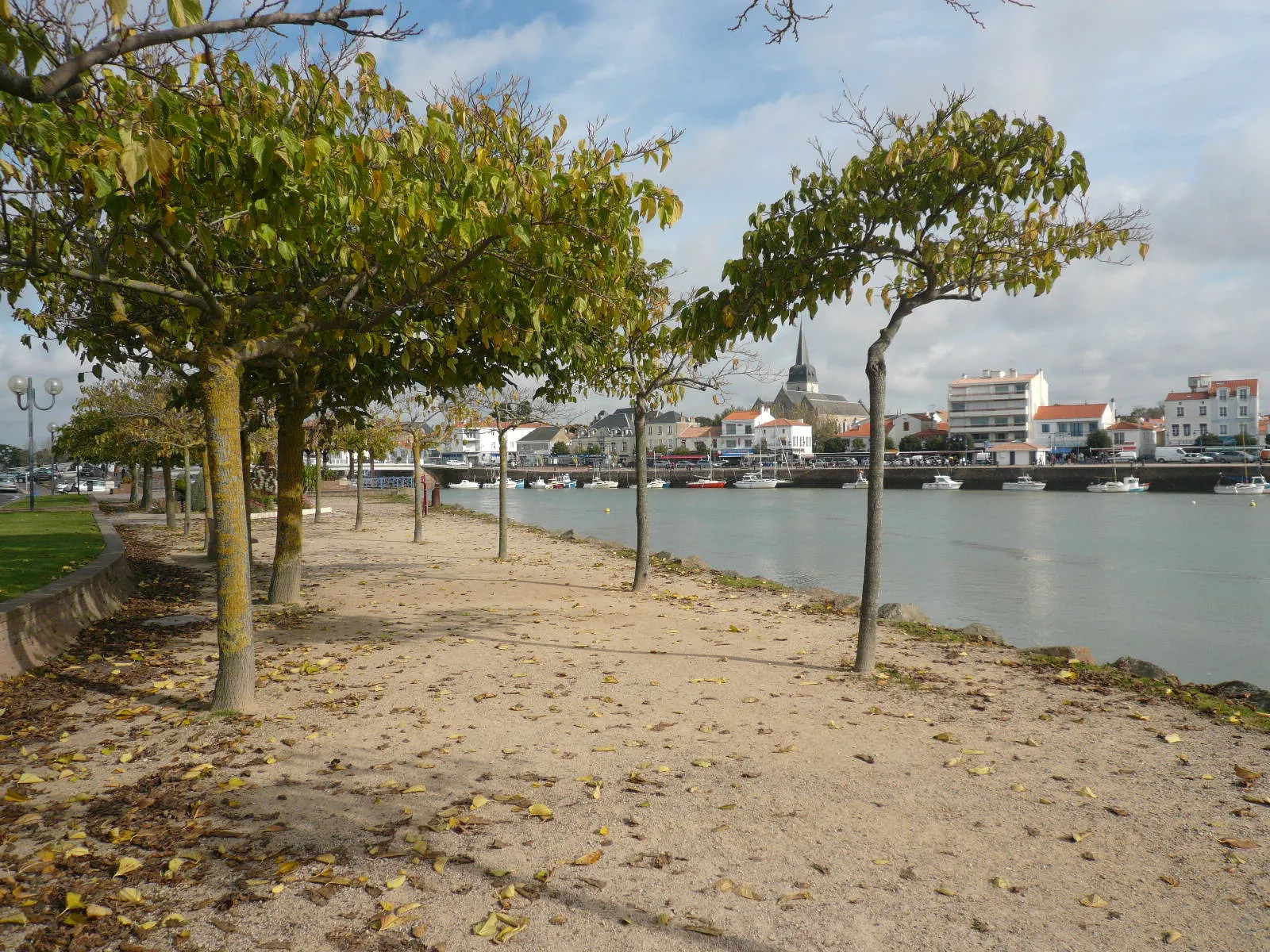 Photo showing: Saint-Gilles-Croix-de-Vie dans le département de la Vendée (France) : Promenade Marcel Ragon côté Croix-de-Vie en octobre 2008.