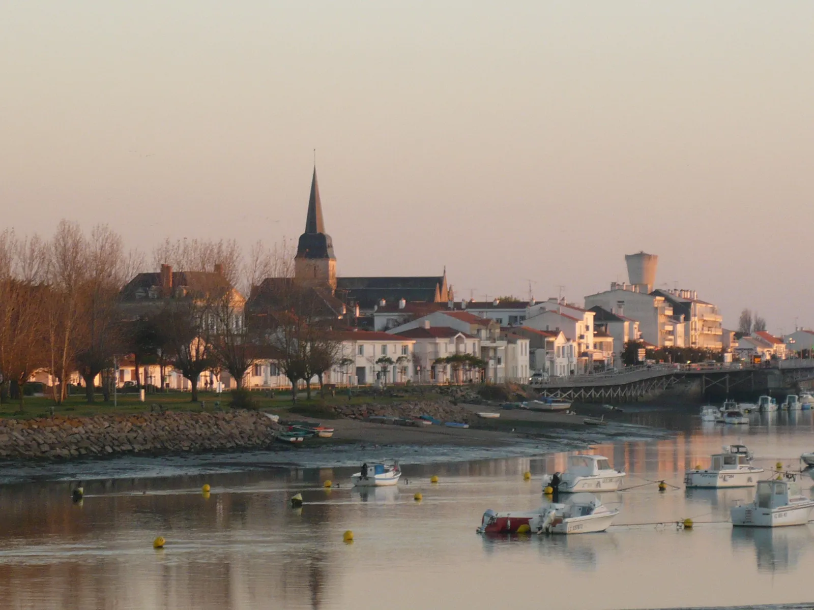 Photo showing: Saint-Gilles-Croix-de-Vie dans le département de la Vendée (France) : Vue sur la rive du fleuve côtier la Vie côté Saint-Gilles le long de la promenade Pierre Garcie-Ferrande en octobre 2008. Au centre en arrière-plan : l'église Saint-Gilles.