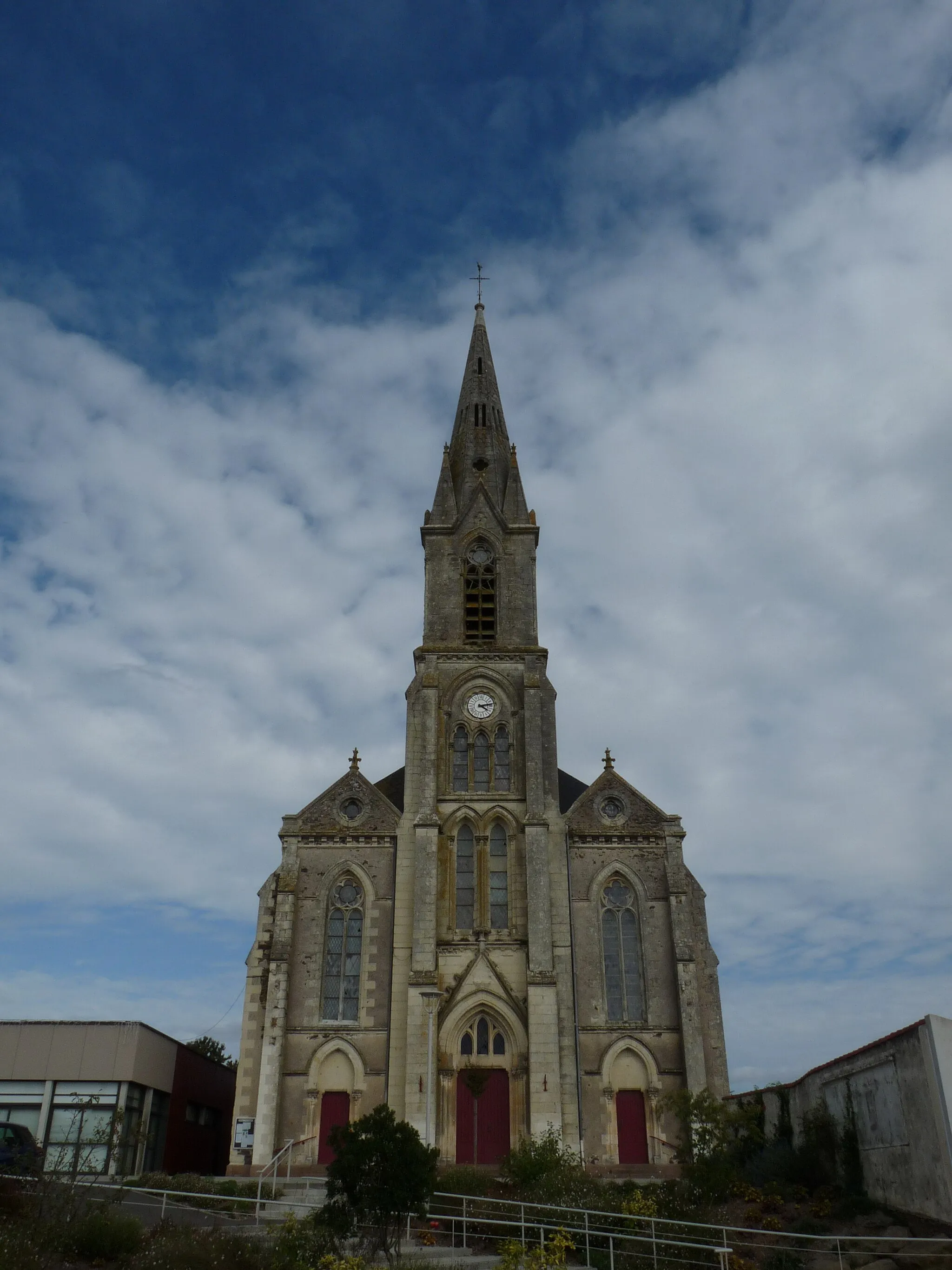 Photo showing: Extérieur de l'église Saint-Quentin de Saint-Quentin-en-Mauges (49).