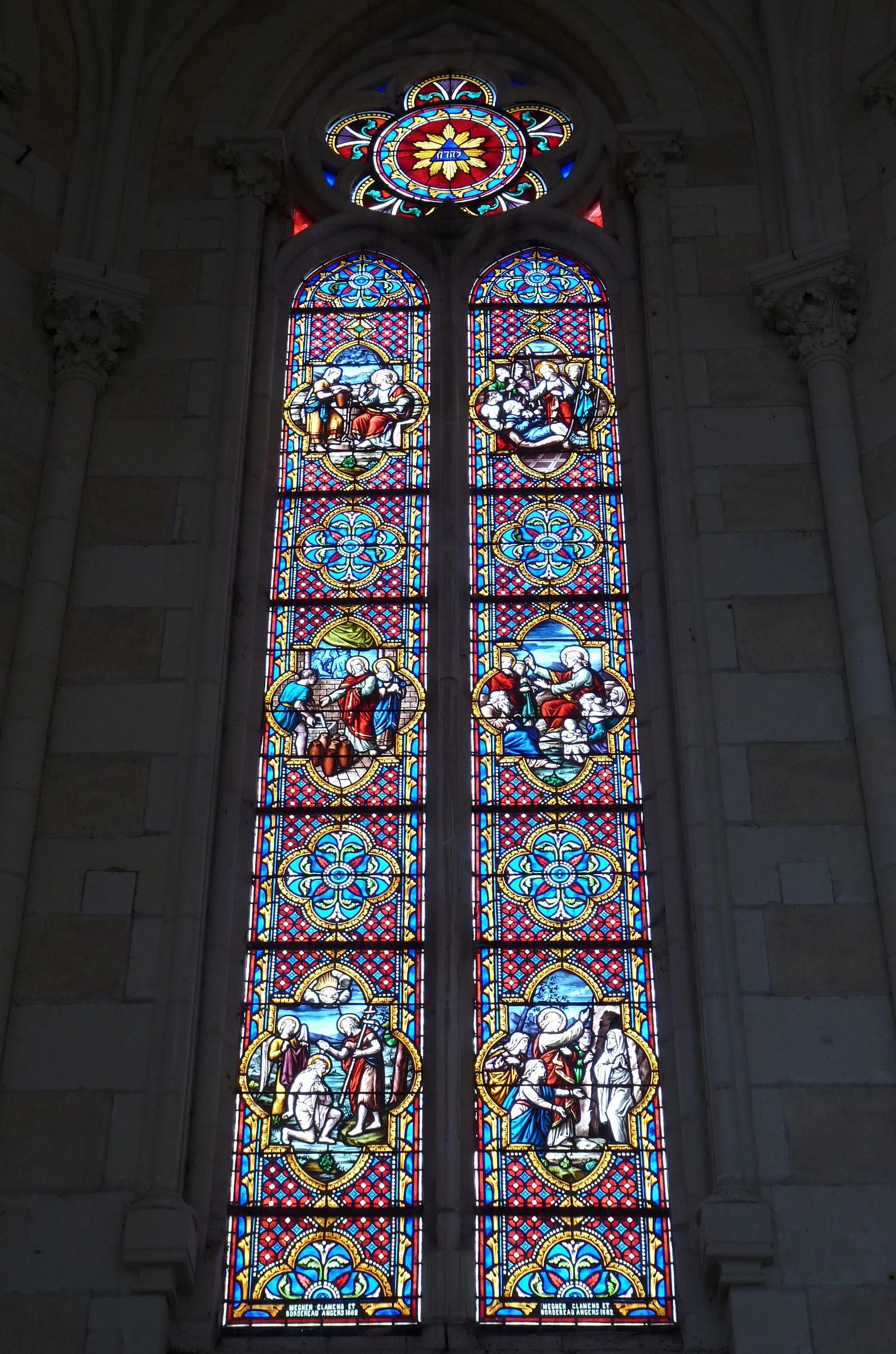 Photo showing: Intérieur de l'église Saint-Quentin de Saint-Quentin-en-Mauges (49). Vitrail du chœur.