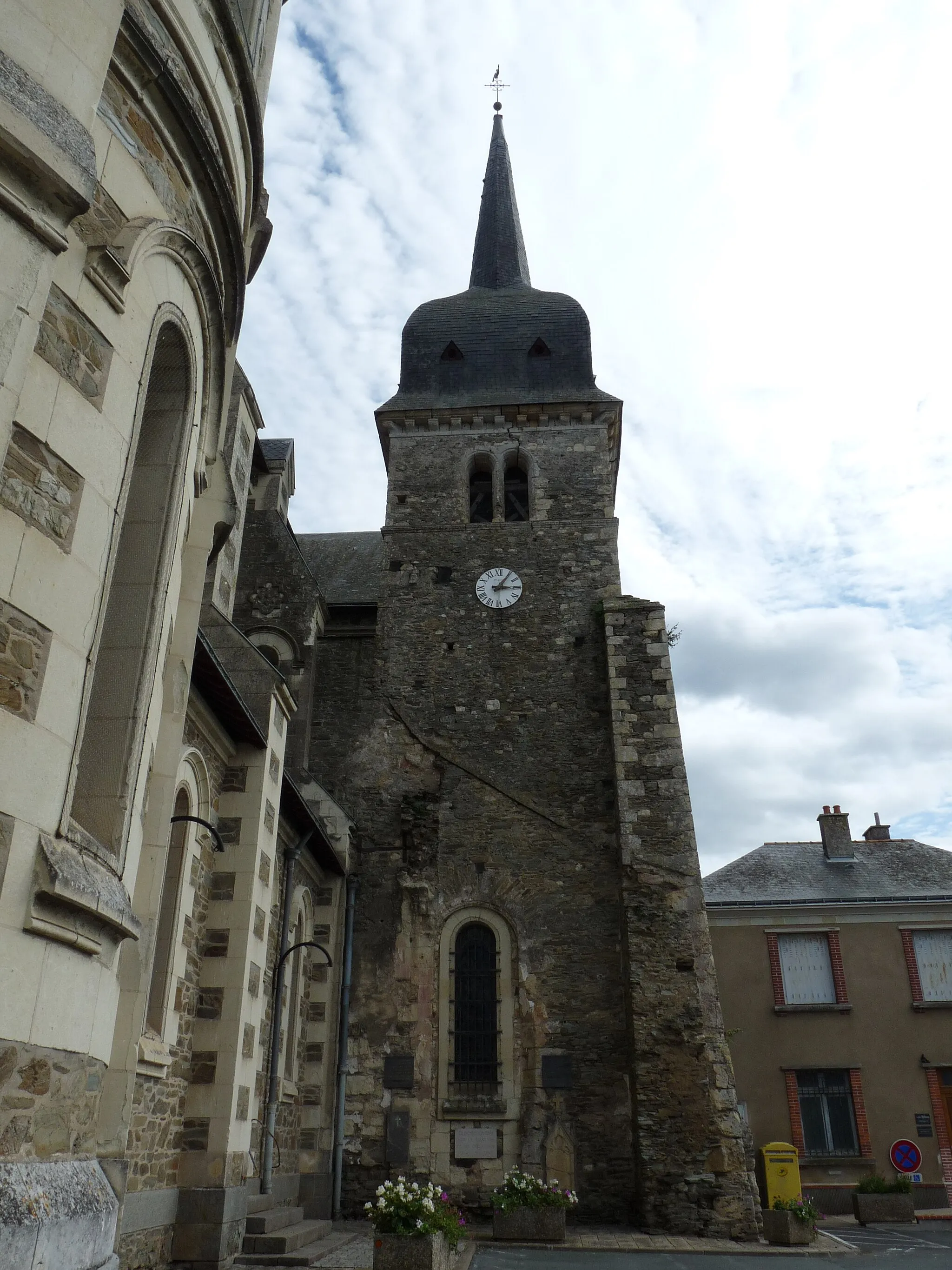 Photo showing: Extérieur de l'église Saint-Pierre à Chanzeaux (49).