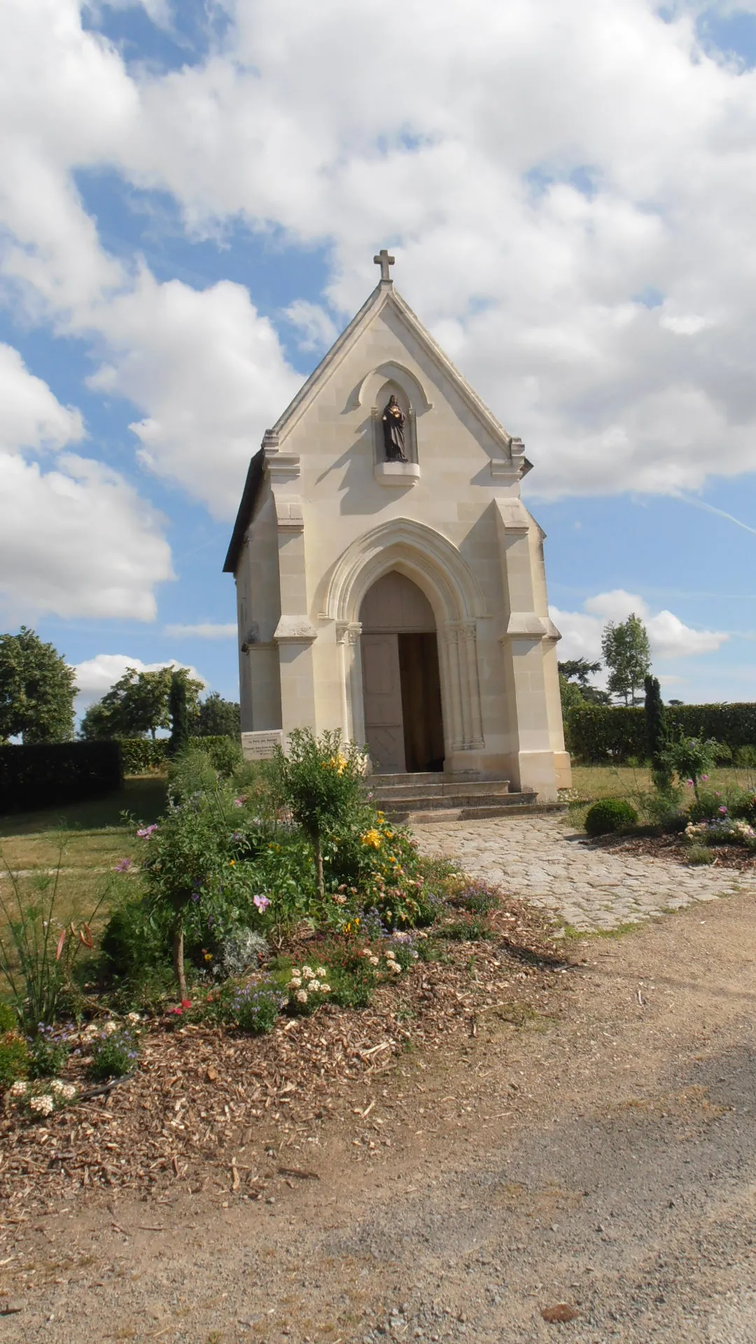 Photo showing: La chapelle de la Salette au Mesnil-en-Vallée (Maine-et-Loire, France).