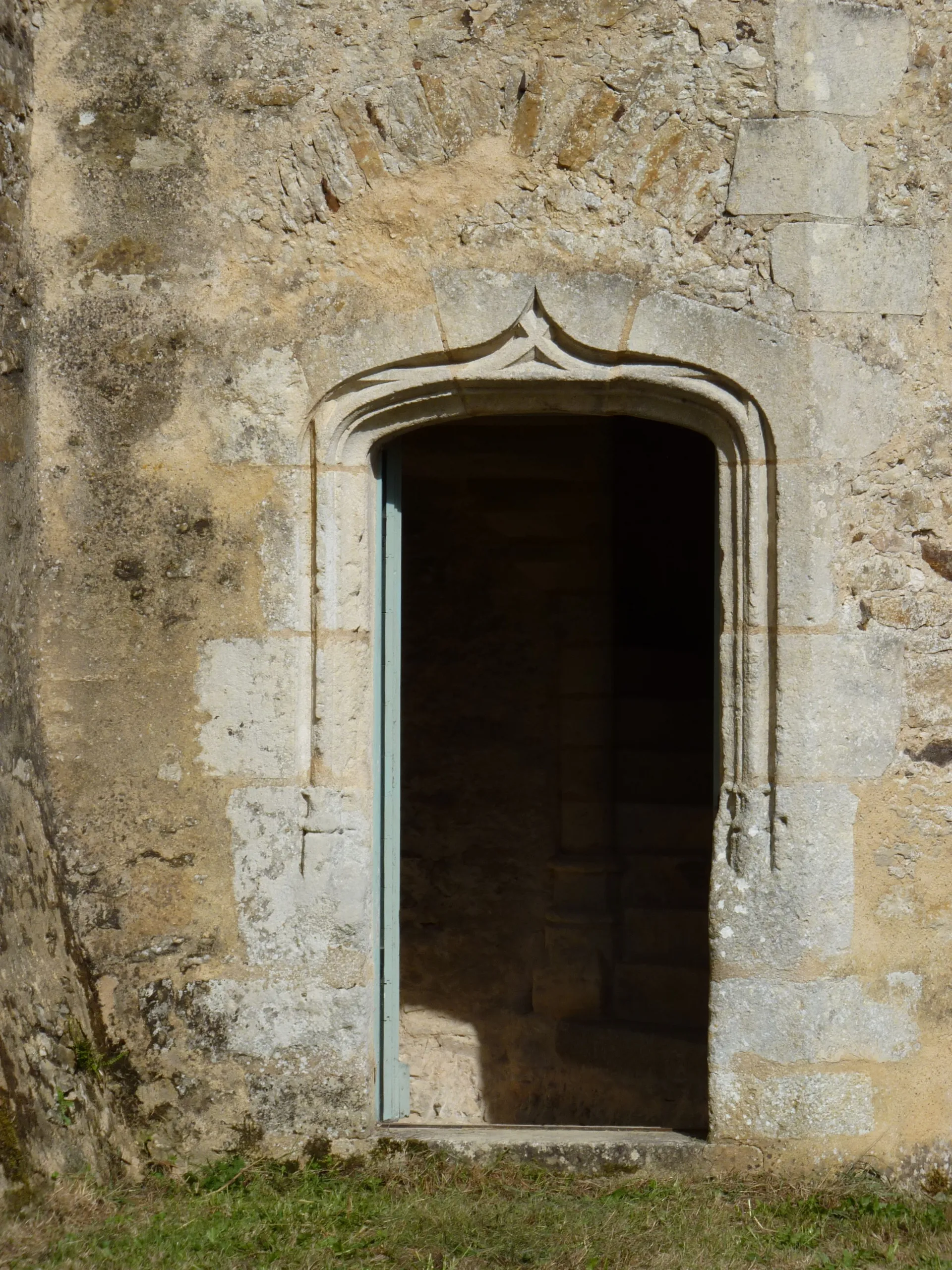 Photo showing: Saint-Ouen-en-Belin - Manoir de la Poissonnière - Porte de la tourelle d'escalier ouvrant vers le sud