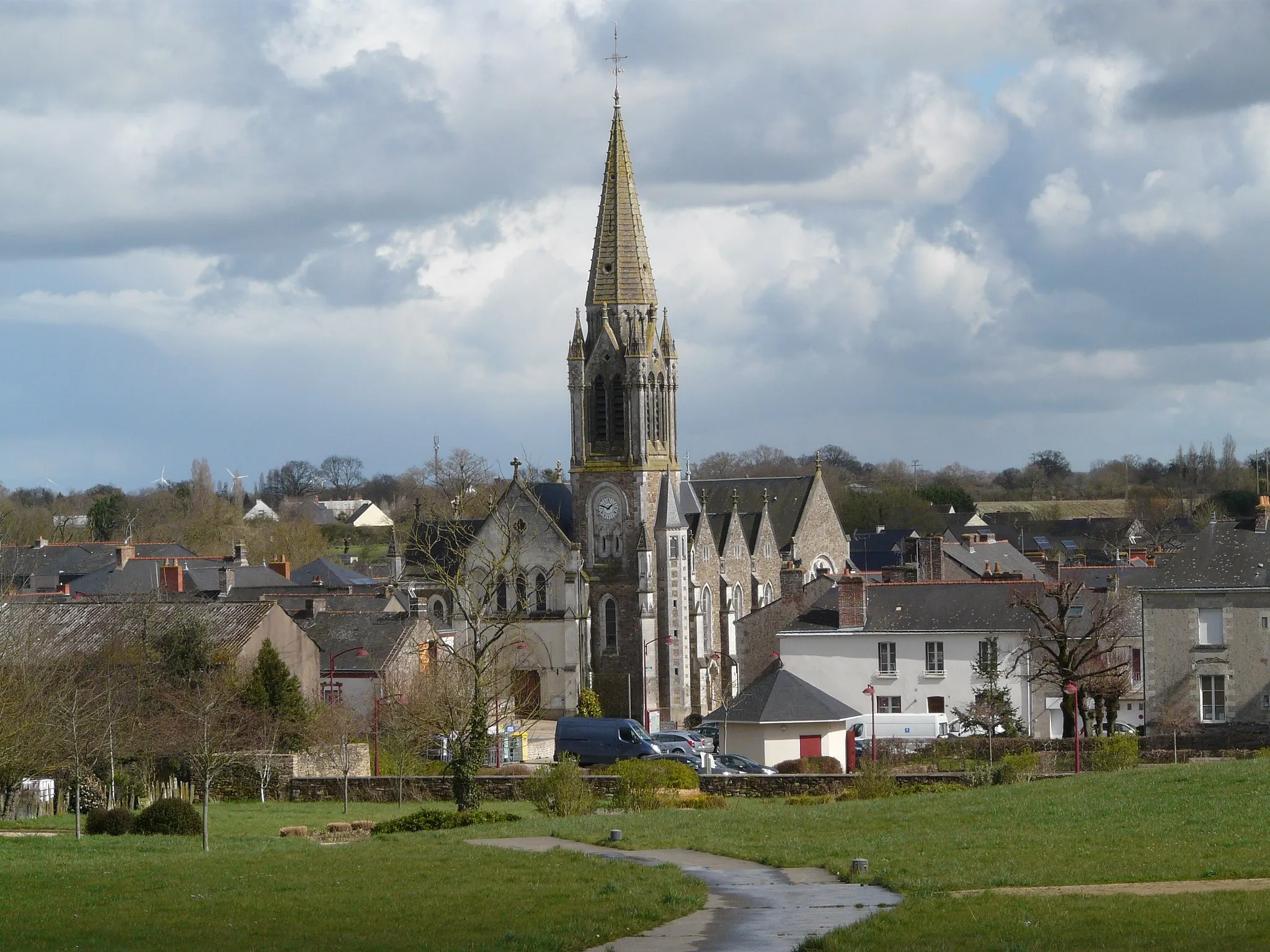 Photo showing: L'église des Touches vue du Mont Juillet