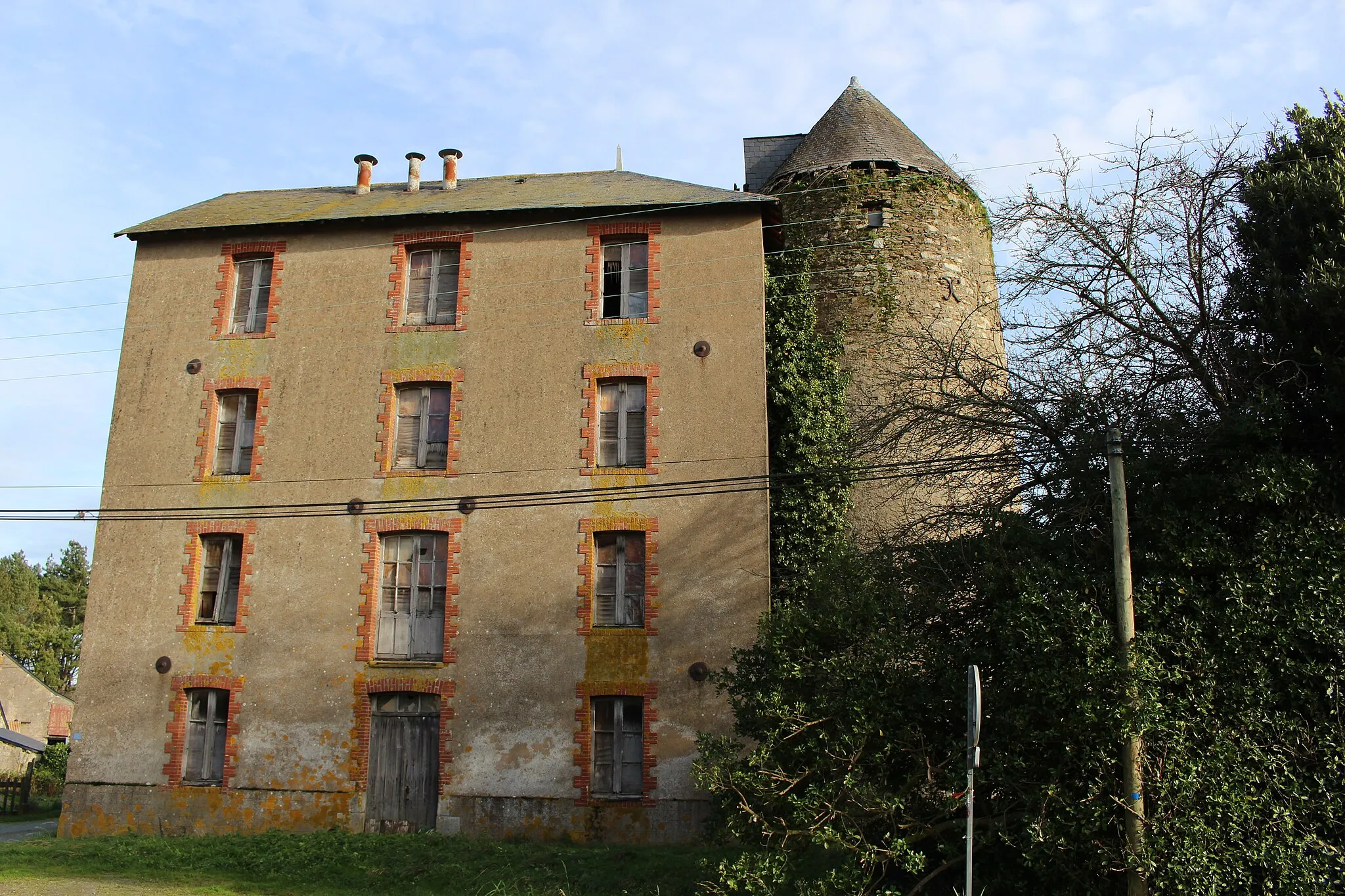 Photo showing: Ancienne minoterie fermée en 1980. (Notre-Dame-des-Landes, Loire-Atlantique).