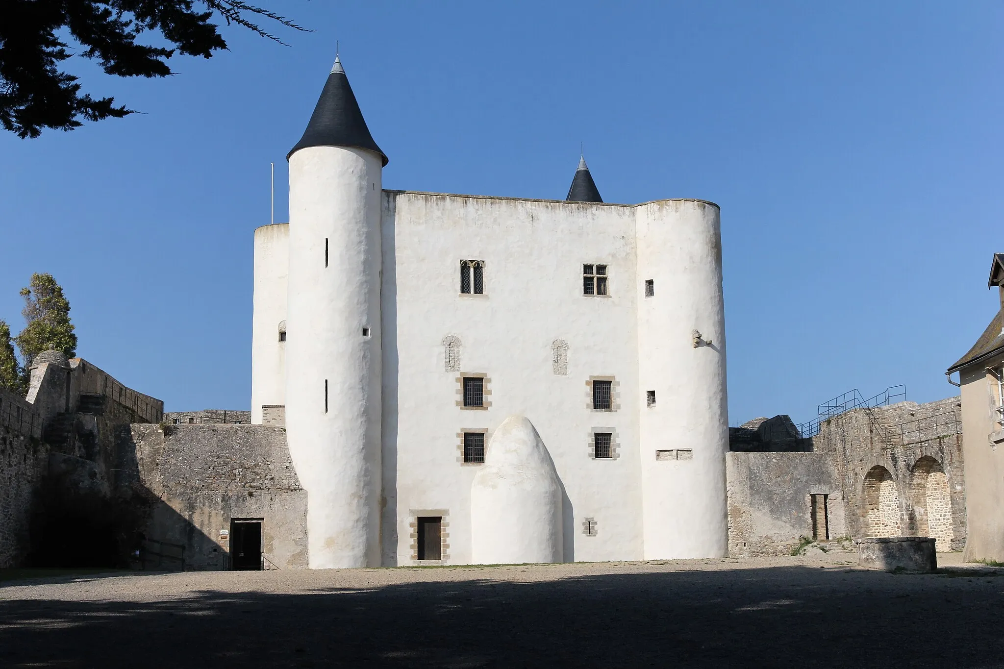 Photo showing: This building is classé au titre des monuments historiques de la France. It is indexed in the base Mérimée, a database of architectural heritage maintained by the French Ministry of Culture, under the reference PA00110182 .
