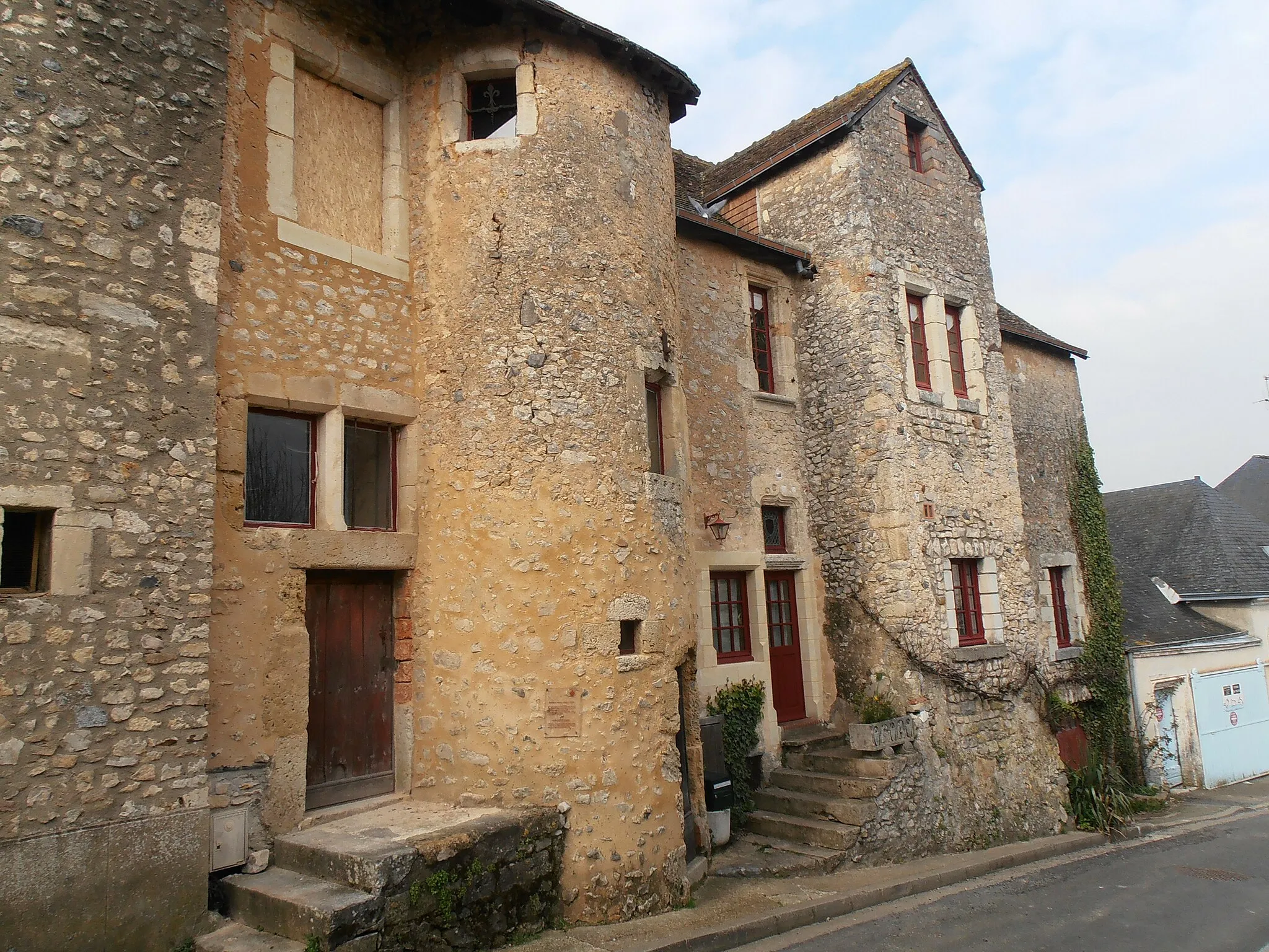 Photo showing: maison à tours carrée et ronde (ensemble des deux tours)