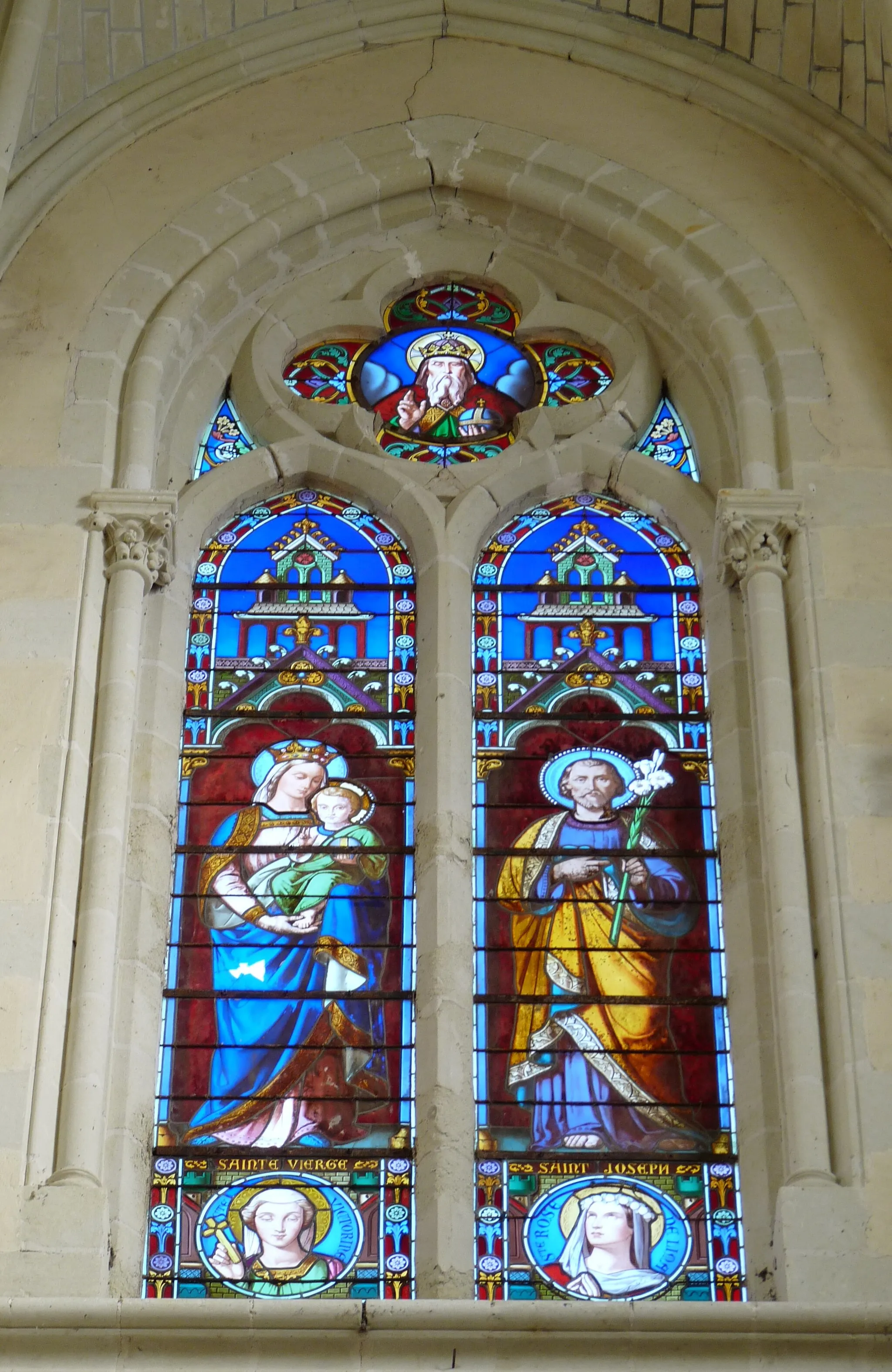 Photo showing: Intérieur de l'église Saint-Martin au Fuilet (49). Baie 100.