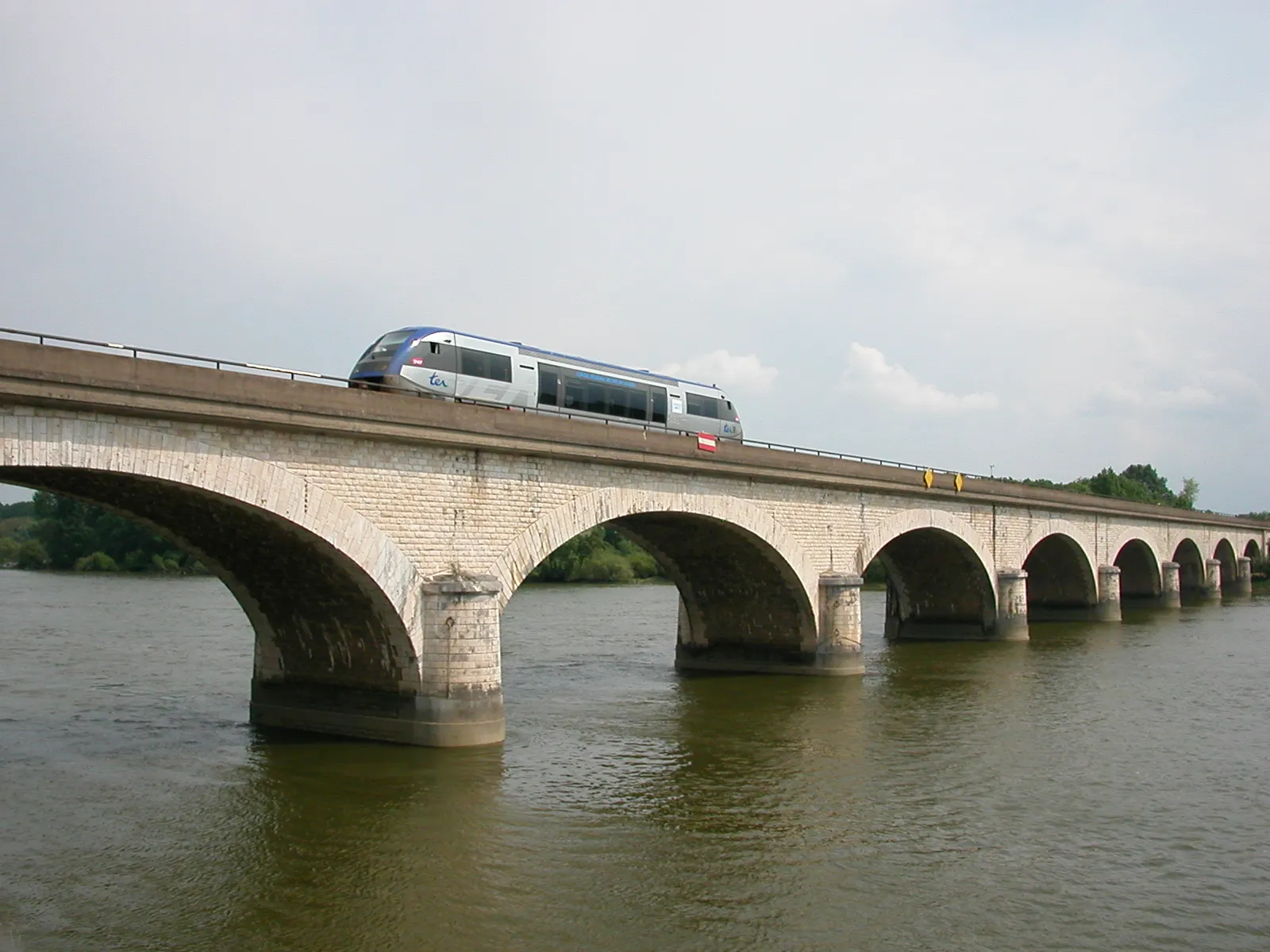 Photo showing: Pont de la Vendée à Nantes : pont ferroviaire sur la Loire(ligne Nantes - Bordeaux). Sur le pont, un autorail X 73500 assurant la liaison Nantes - Les Sables-d'Olonne