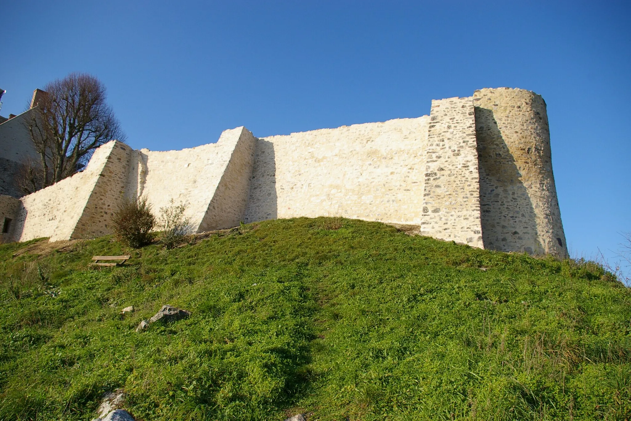 Photo showing: Remparts de Sainte-Suzanne (Mayenne - France) restaurés en 2006. Côté est.