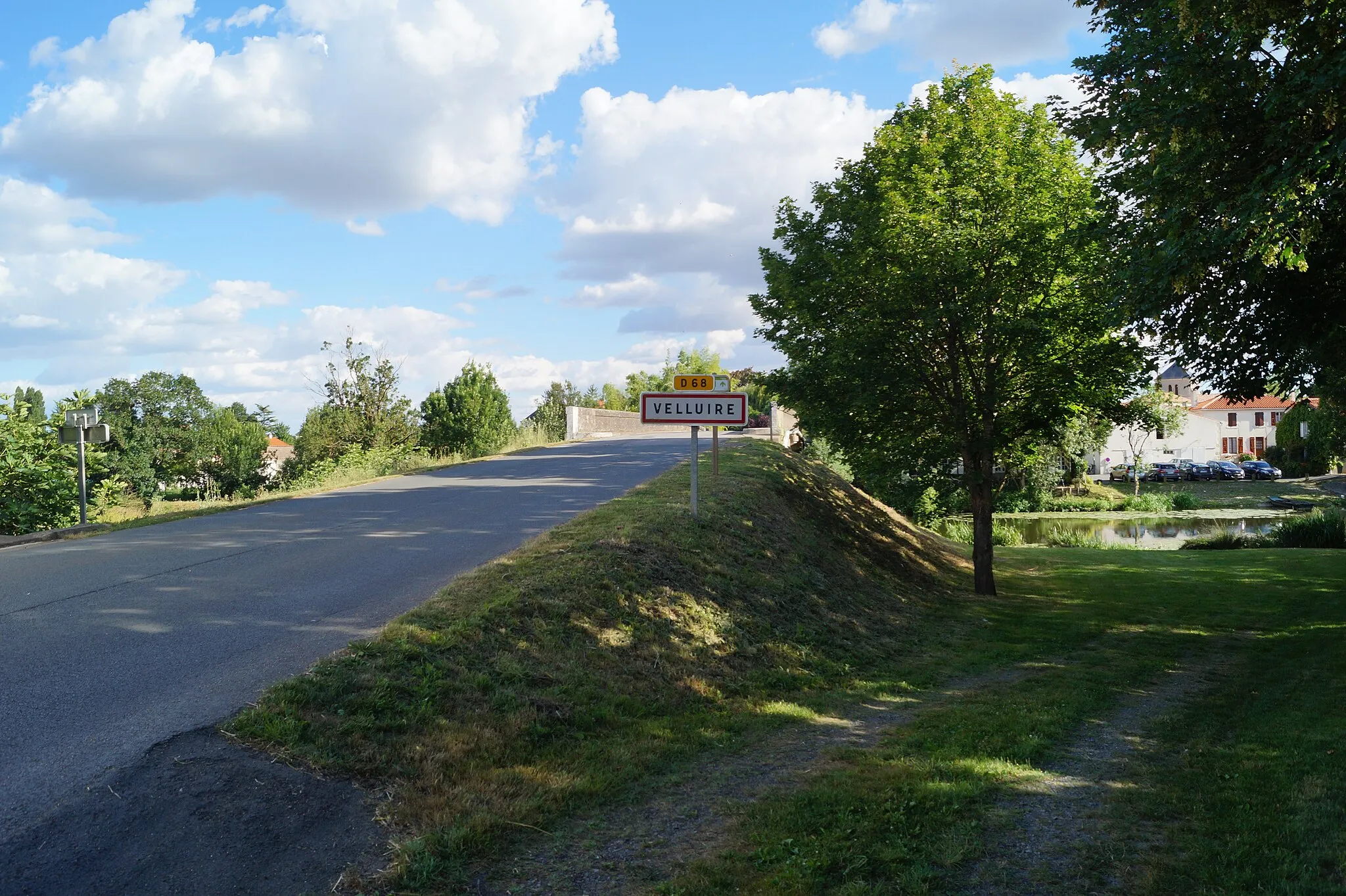 Photo showing: Le panneau d’entrée d’agglomération de Velluire au Poiré-sur-Velluire.