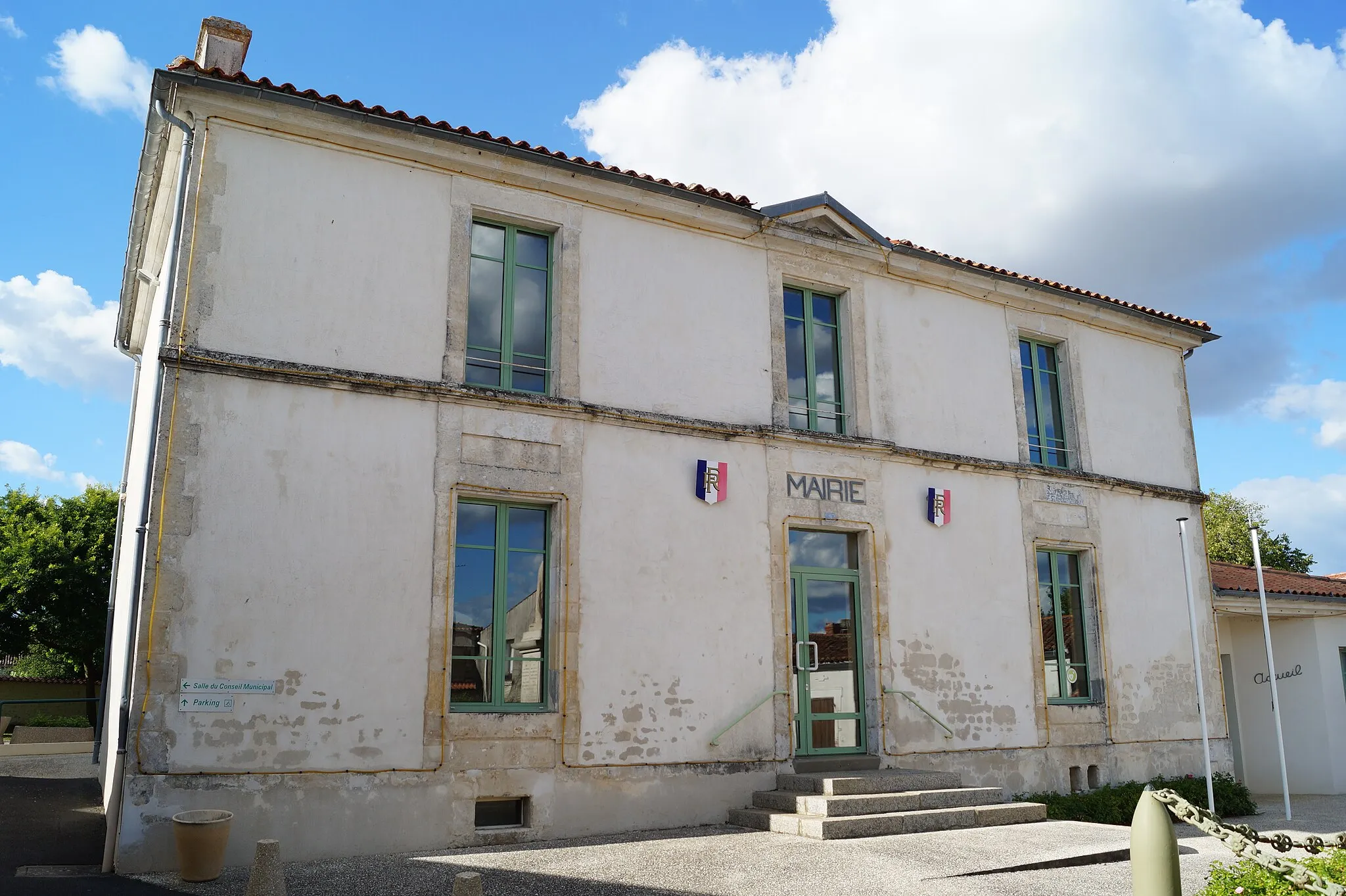 Photo showing: La mairie du Poiré-sur-Velluire depuis la rue Pierre-Ballard.