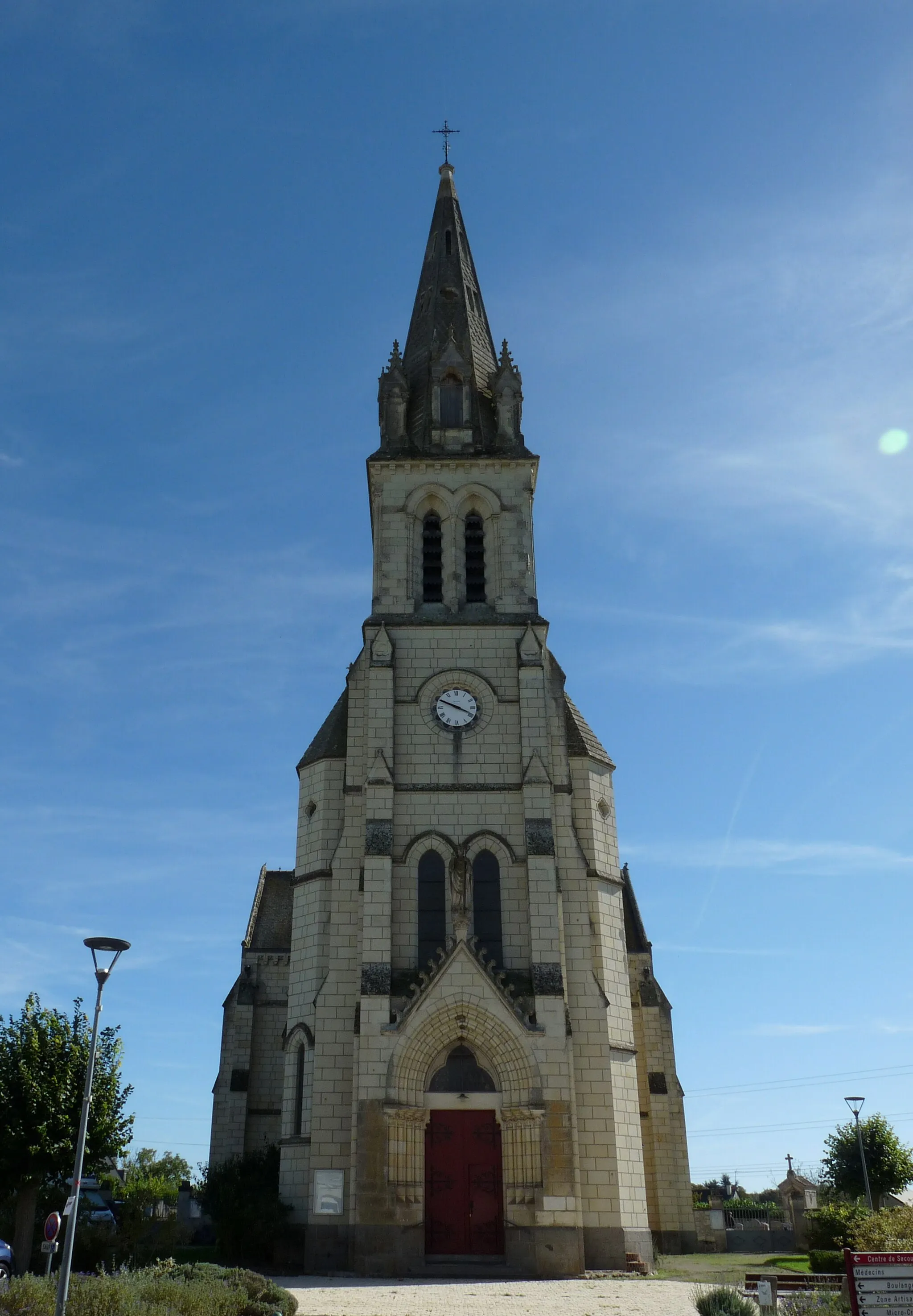 Photo showing: Extérieur de l'église Saint-Aubin à Chemellier (49).