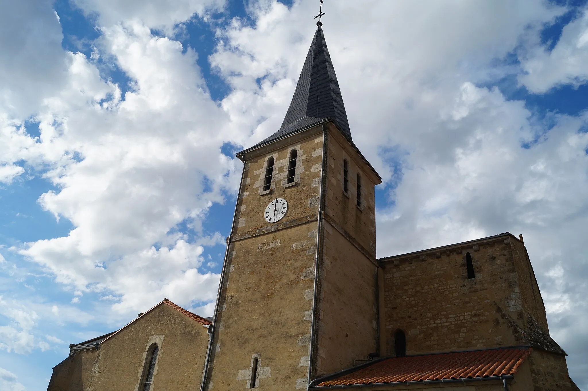 Photo showing: L’église Saint-Philbert de Saint-Philbert-du-Pont-Charrault depuis la place.