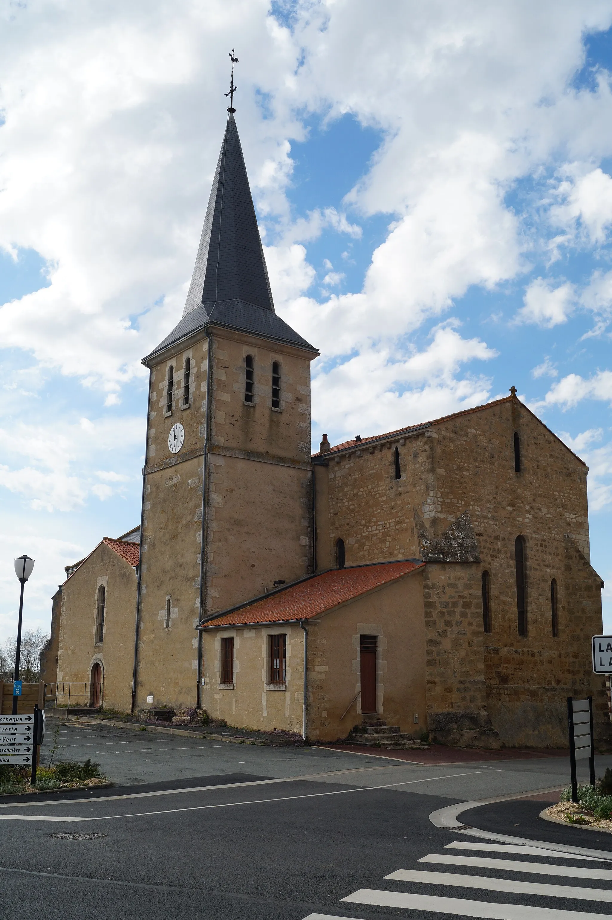 Photo showing: L’église Saint-Philbert de Saint-Philbert-du-Pont-Charrault depuis la rue Tiraqueau.