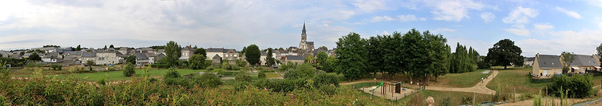 Photo showing: Panorama of la Membrolle sur Longuenée as seen from a park in the village. On the left, a part of the old town, build along the former road between Angers and Le Lion d'Angers, is visible. Most of the old houses are visible backside, with their large vegetable gardens, a common feature in this town. On the right side, after trees hiding another part of the old town, a part of the recently built Domaine des chênes neighbourhood, is visible. in the background, completely on the left, the old "Bouvet" doors and windows factory is visible. A new, larger, factory was build one kilomoter away.