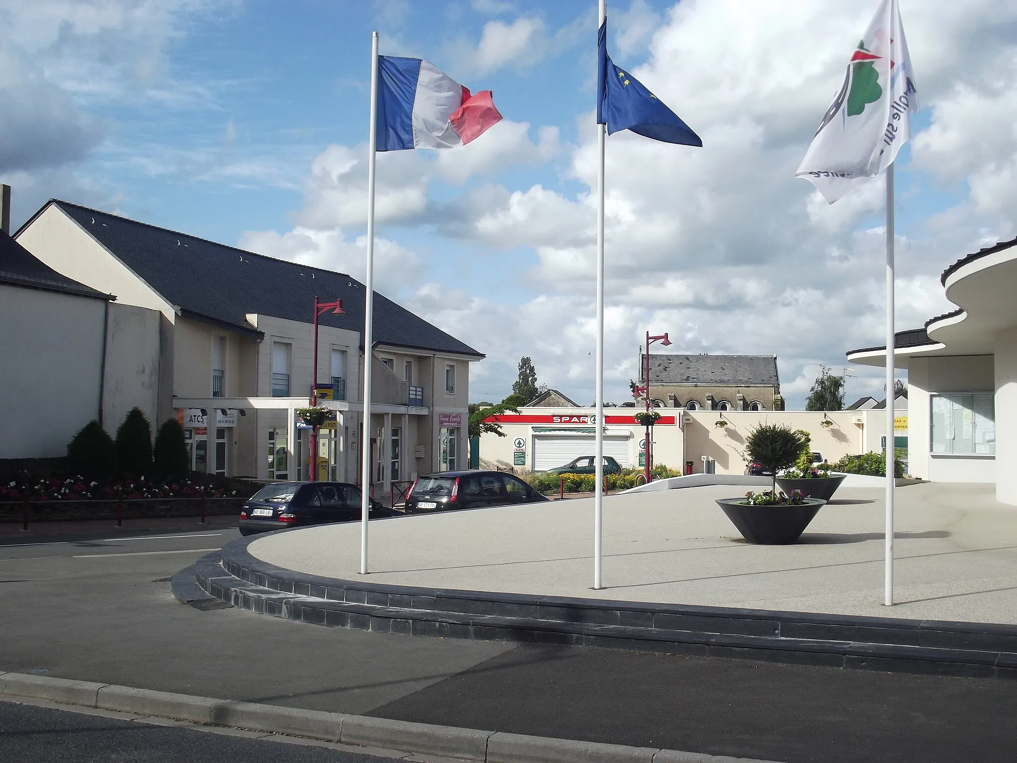 Photo showing: Place Eric Tabarly et le parvis de la mairie, un dimanche, à La Membrolle-sur-Longuenée (Maine-et-Loire), France