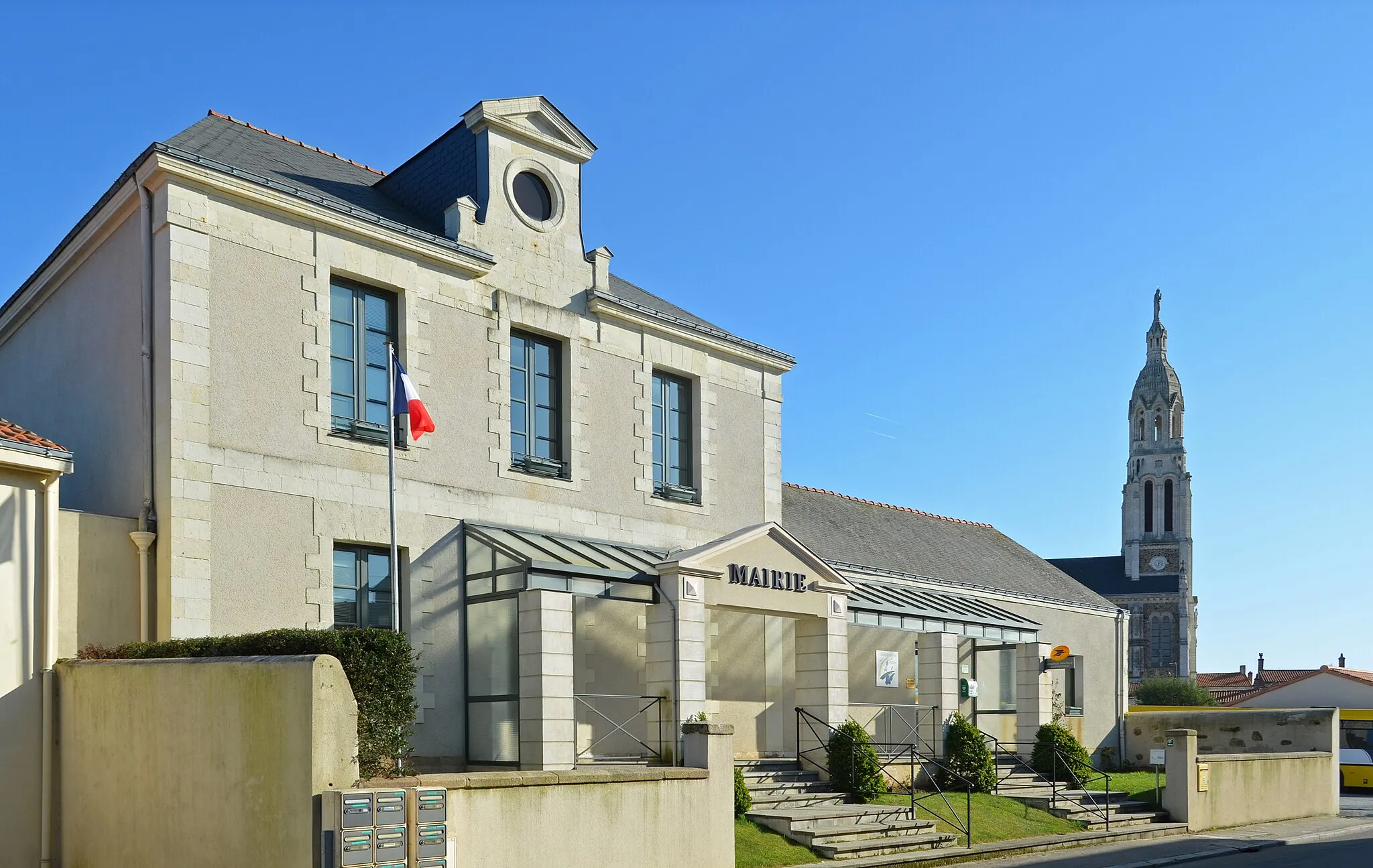 Photo showing: City hall and church - Saint-Lumine-de-Coutais  (Loire-Atlantique, France)