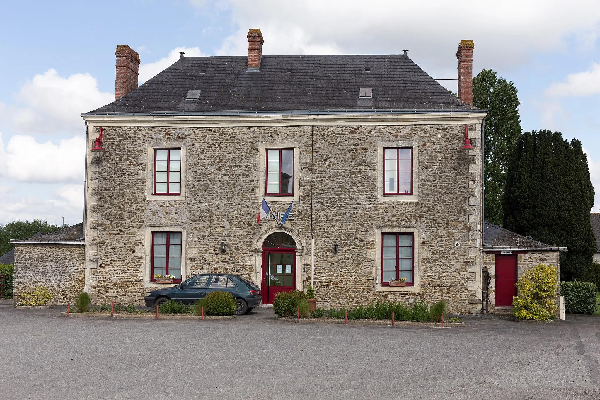 Photo showing: Town hall of Simplé.