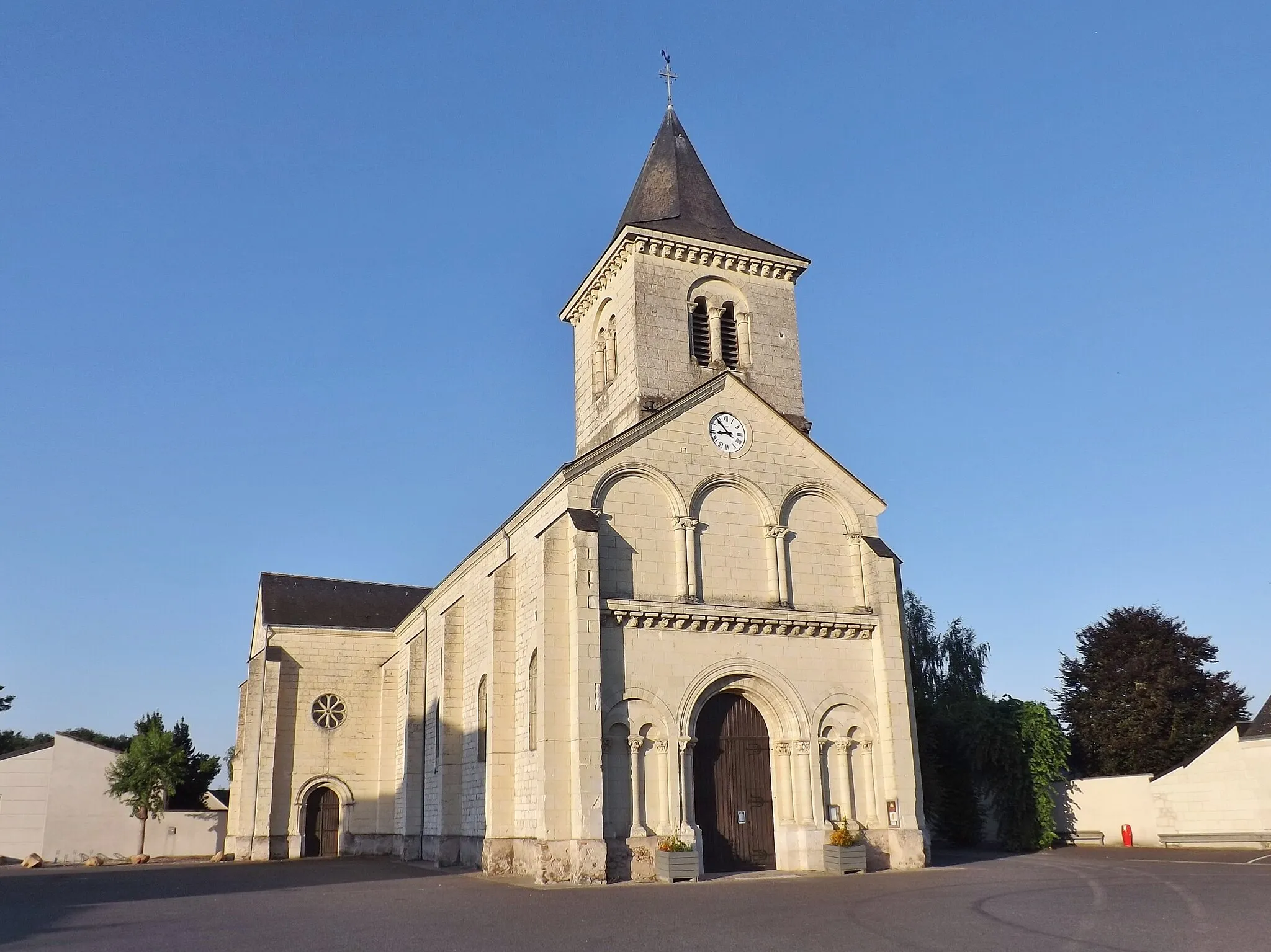 Photo showing: Sight of the north-western side of église Saint-Paul church of Vivy in Maine-et-Loire, France.