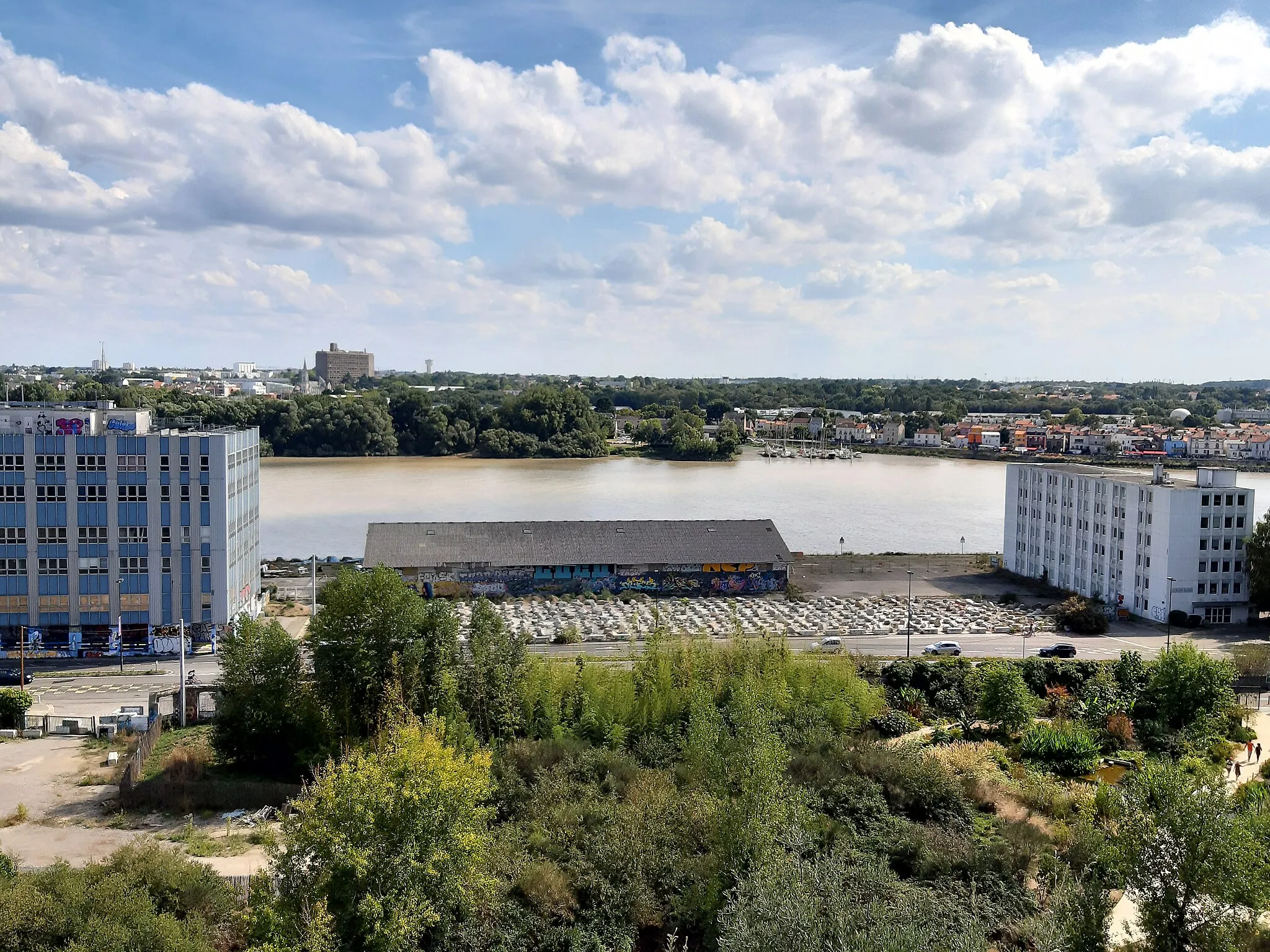 Photo showing: Quai Saint-Louis du port de Nantes, vue sur le Cap 44 et le hangar 13