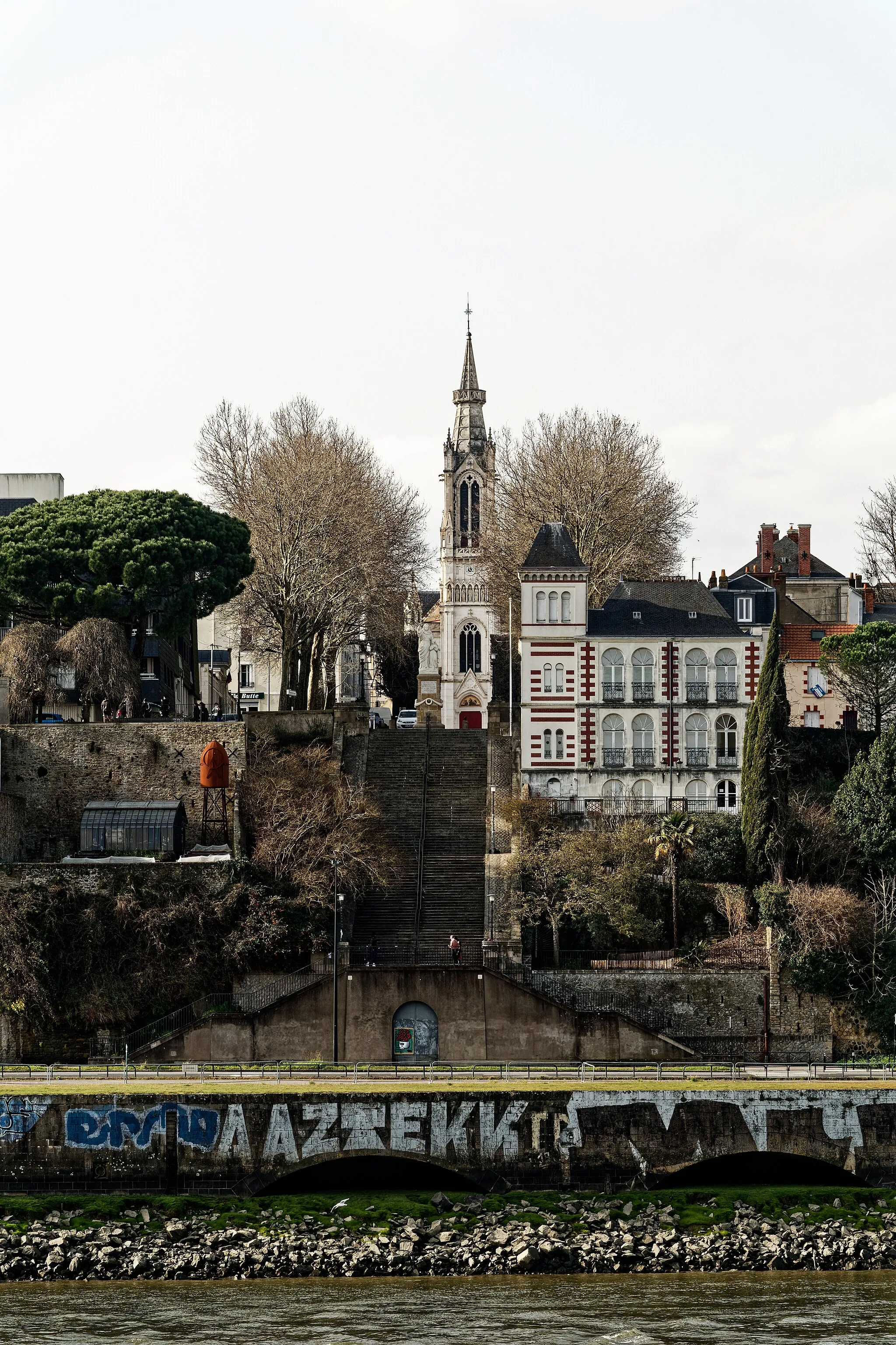 Photo showing: Butte Sainte-Anne : statue sainte Anne, l'escalier, le musée Jules Verne et l'église sainte Anne. (Nantes, Loire-Atlantique, Pays de la Loire, France).