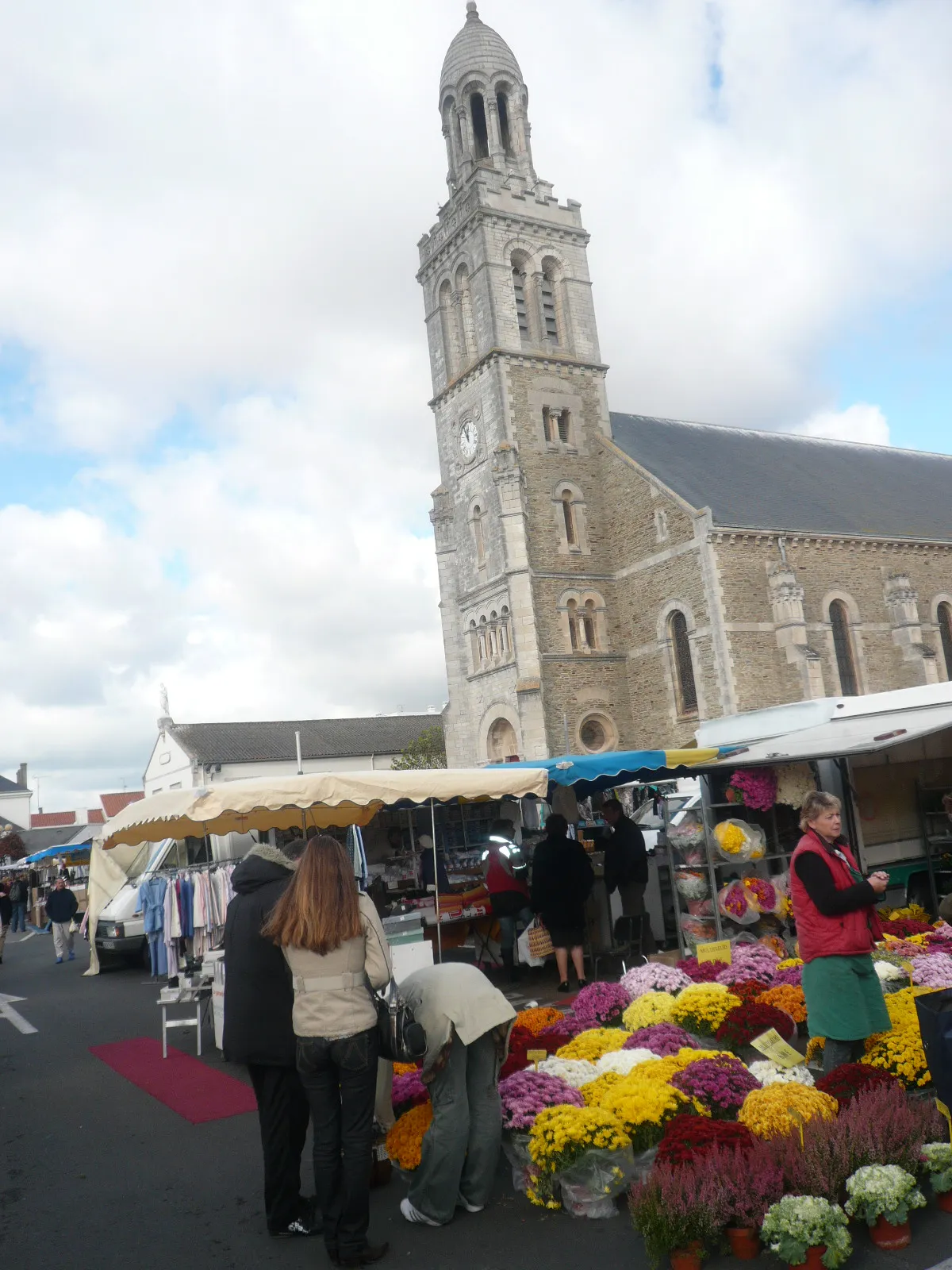 Photo showing: Saint-Gilles-Croix-de-Vie dans le département de la Vendée (France) : Marché côté Croix-de-Vie en octobre 2008. À l'arrière-plan : l'église Sainte-Croix.