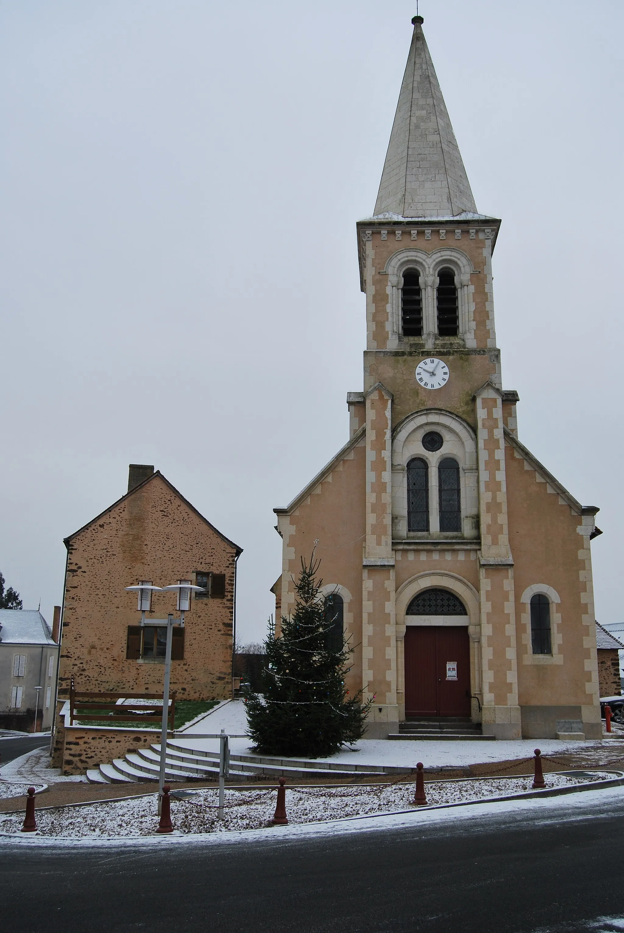 Photo showing: L'église et le presbytère de Saint-Georges-du-Bois dans le département français de la Sarthe en janvier 2010.