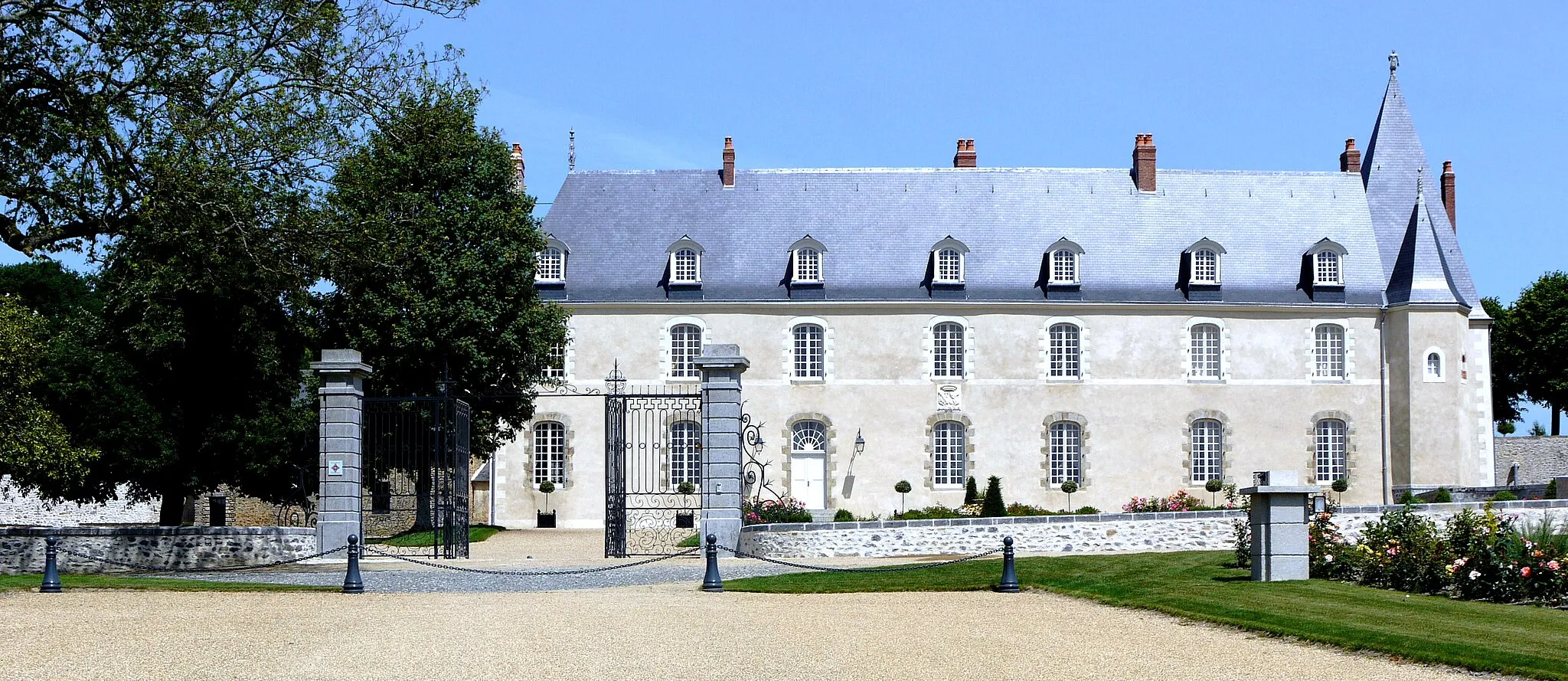 Photo showing: Vue de la façade sud du château