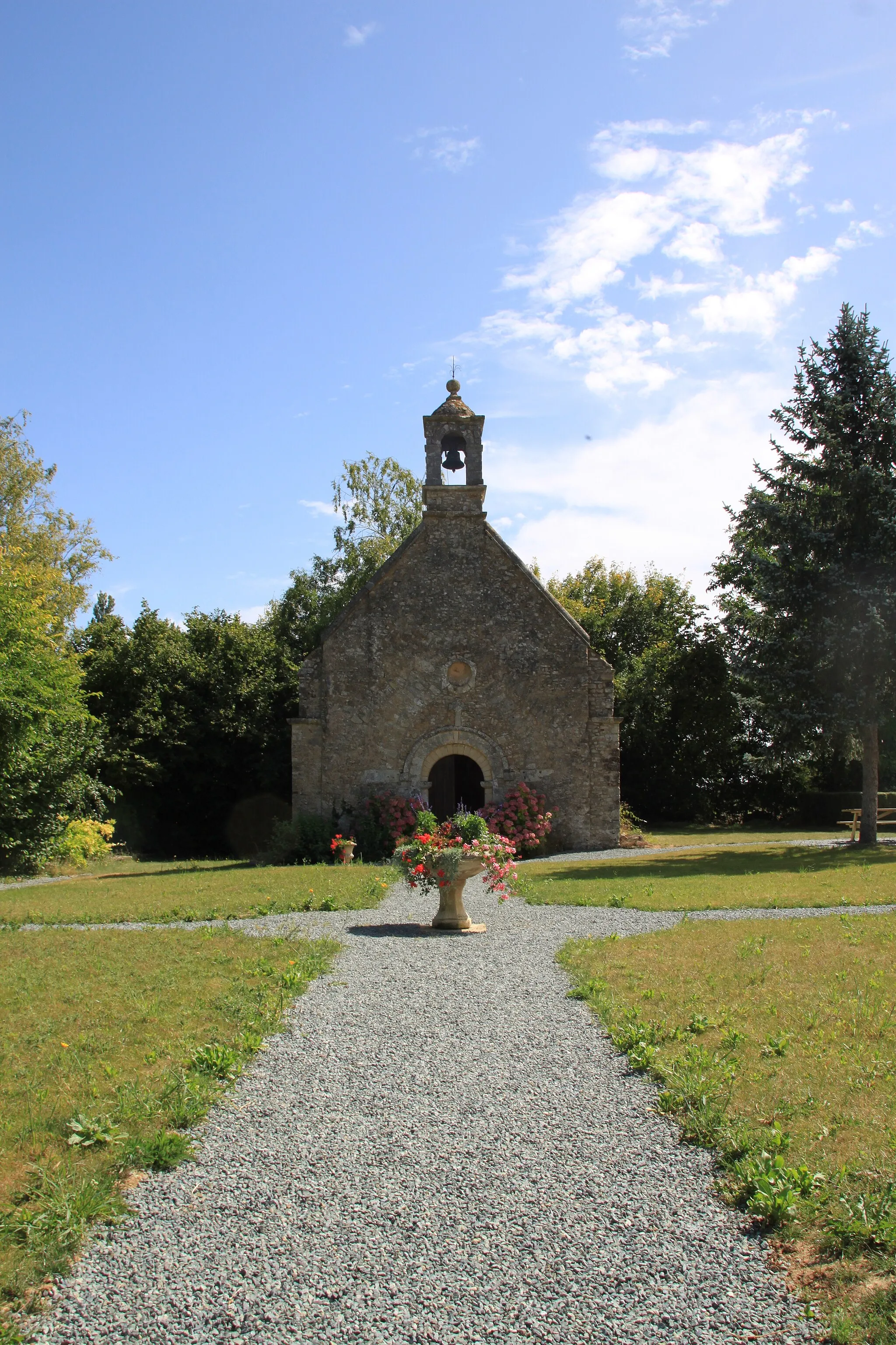 Photo showing: Au premier plan les parterres de la chapelle, au second plan, l'entrée de l'édifice.