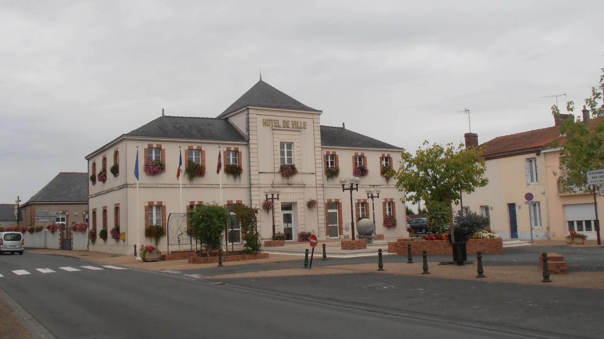 Photo showing: La mairie de Saint-Laurent-des-Autels (Maine-et-Loire, France).