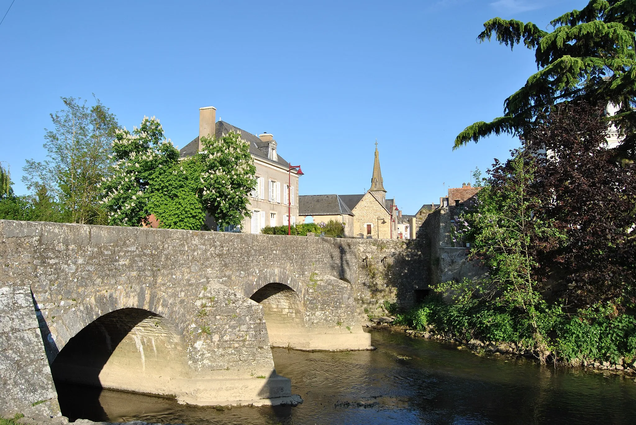 Photo showing: Pont en pierre sur la Vègre à l'entrée de Bernay-en-Champagne sur la route de Saint-Symphorien