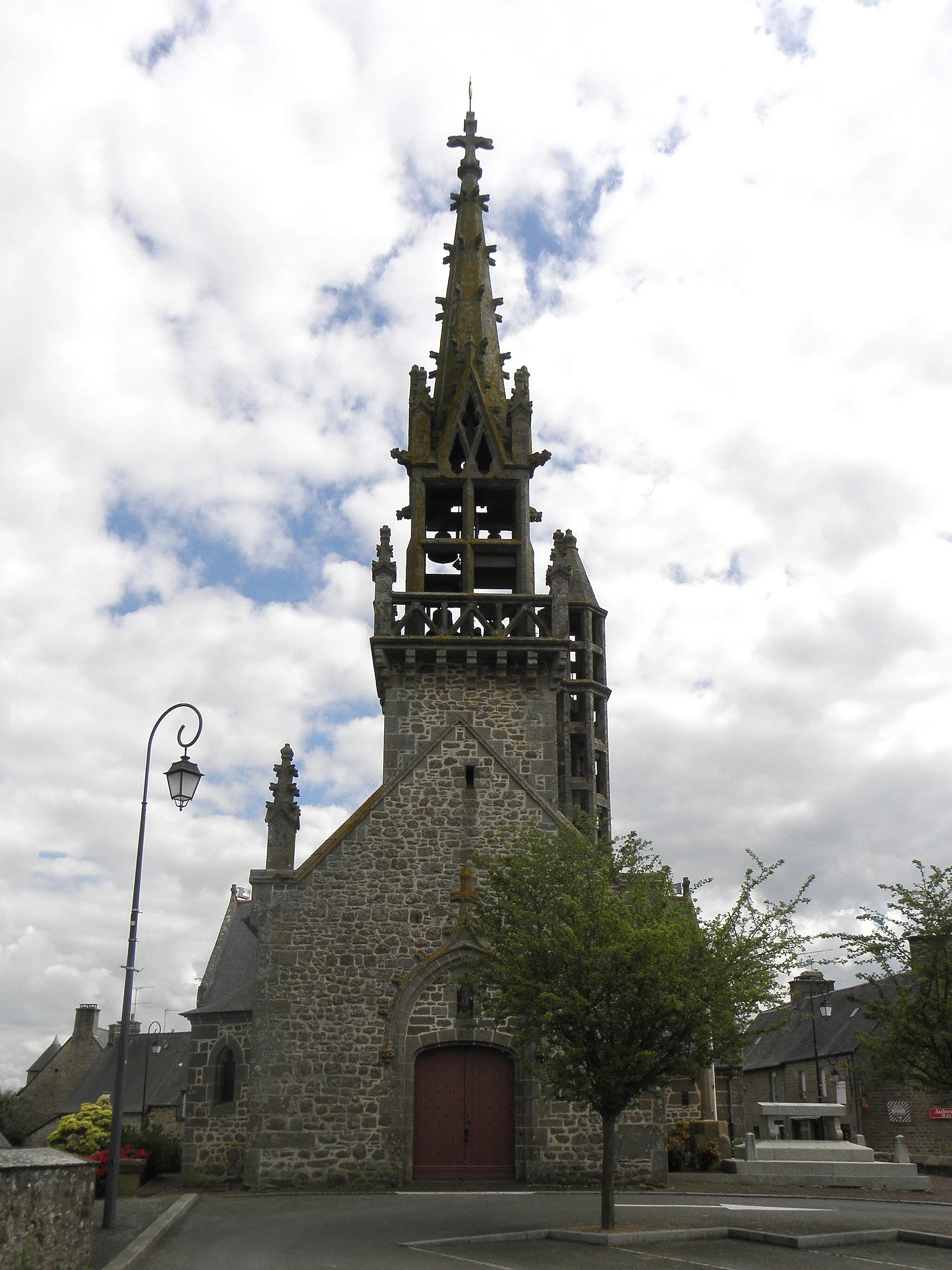 Photo showing: Église Saint-Pierre de Monthault (35). Façade occidentale.