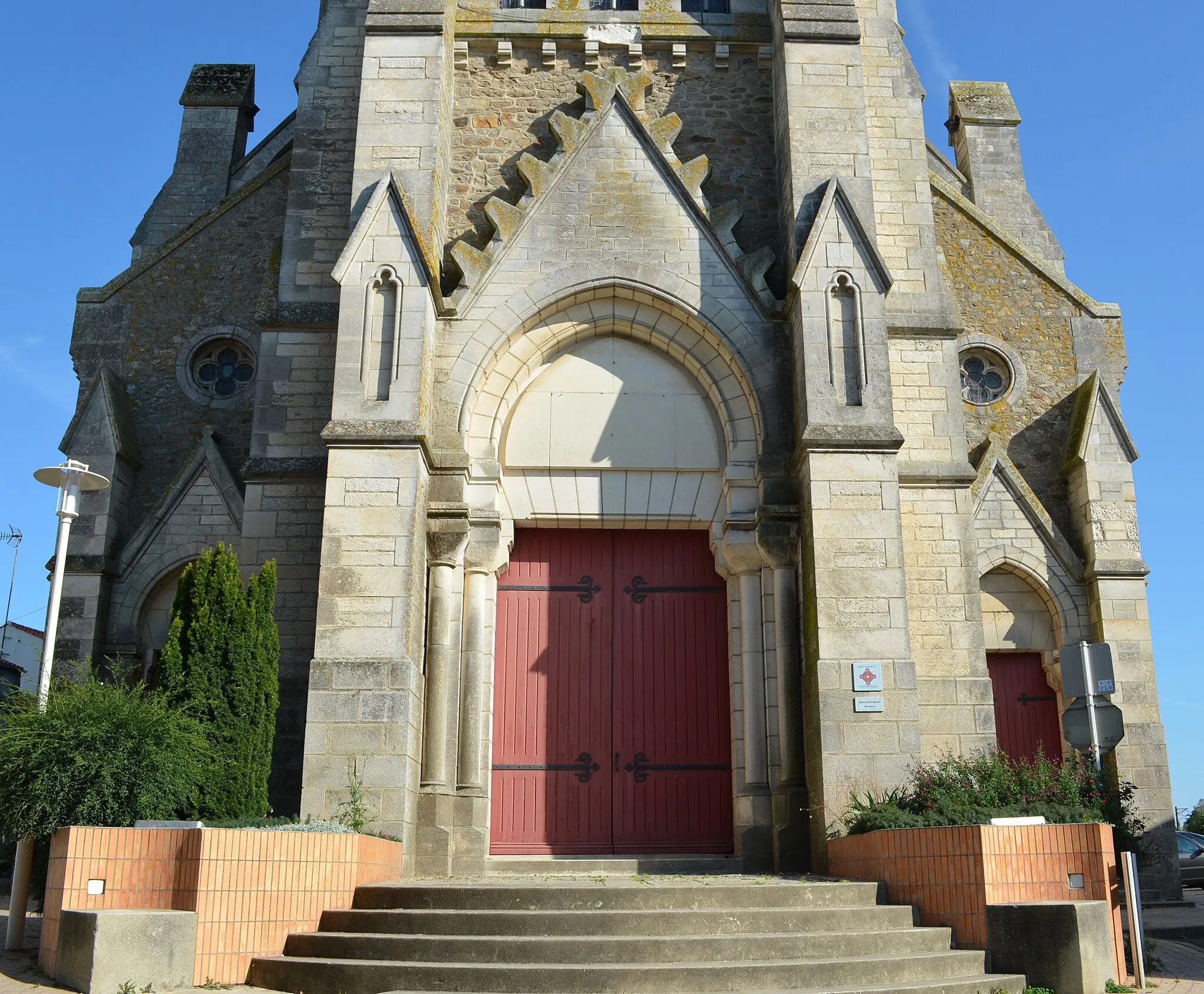 Photo showing: This building is inscrit au titre des monuments historiques de la France. It is indexed in the base Mérimée, a database of architectural heritage maintained by the French Ministry of Culture, under the reference PA85000028 .