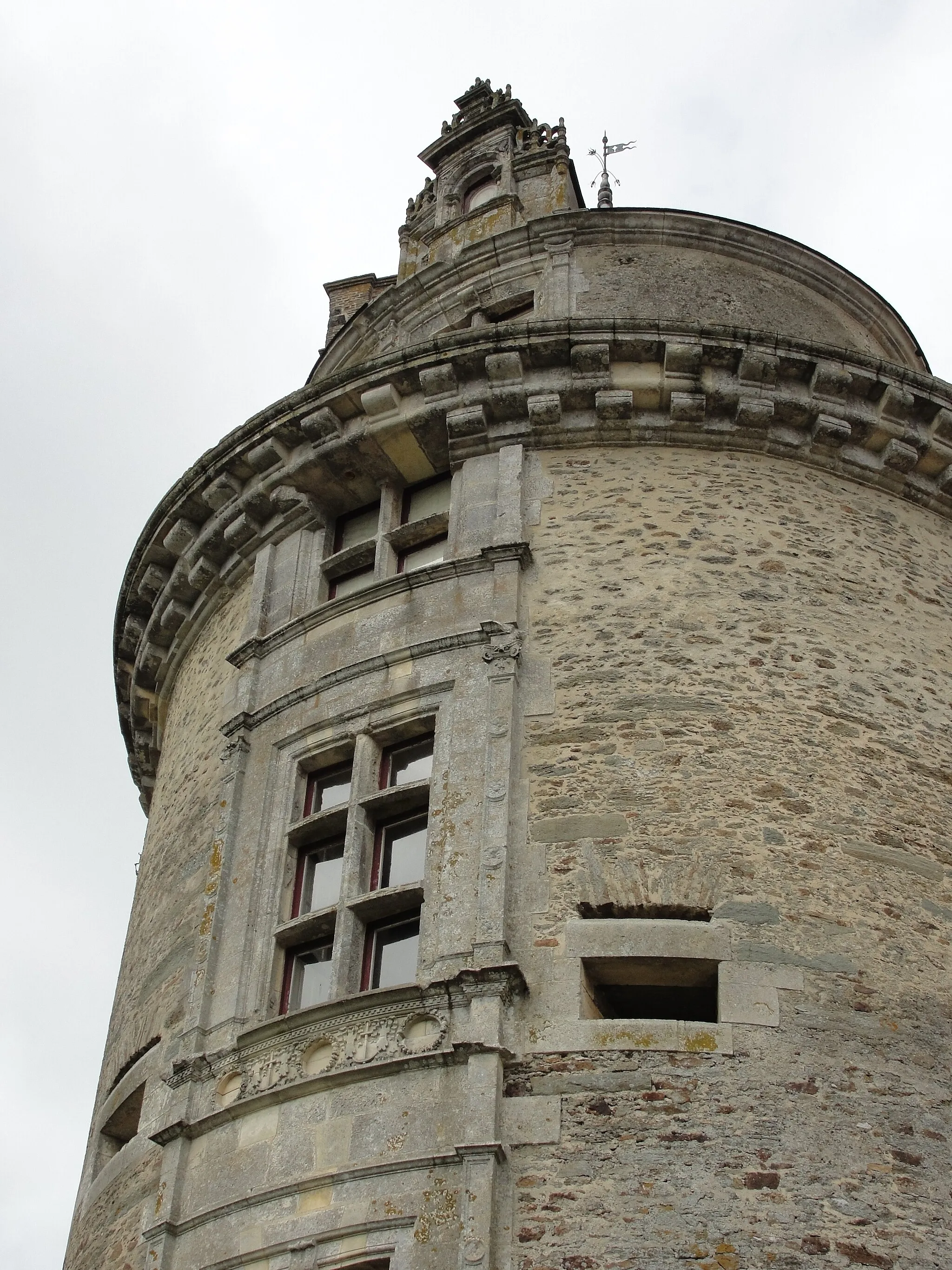 Photo showing: Une des deux tours restantes du château d'Apremont
