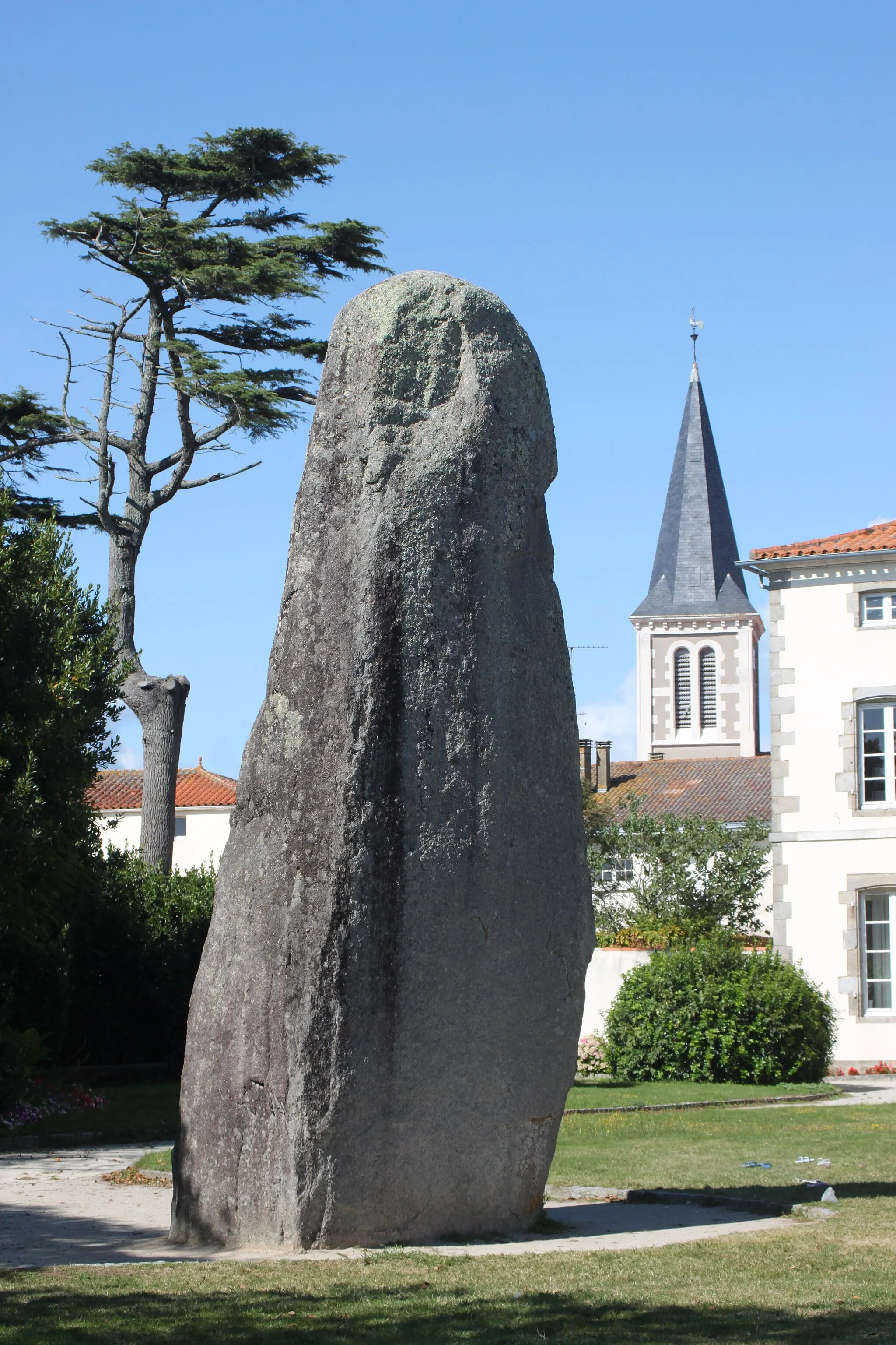 Photo showing: Menhir du Bourg-Jardin, dit menhir du Camp-César, jardin de la mairie, Fr-85-Avrillé.