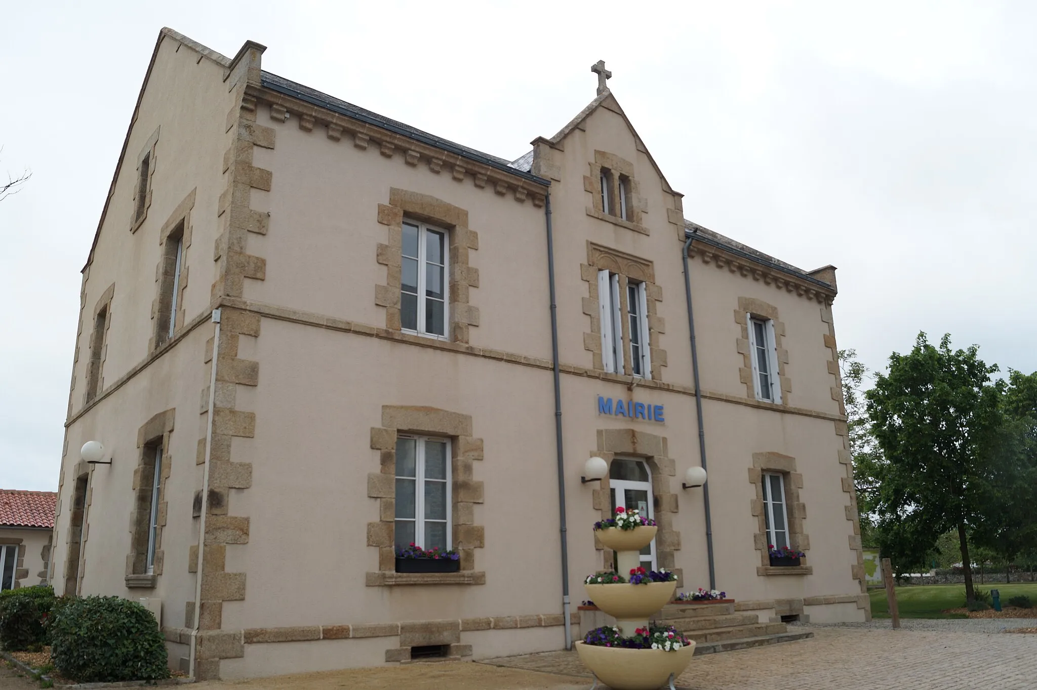 Photo showing: La mairie de Bazoges-en-Paillers.