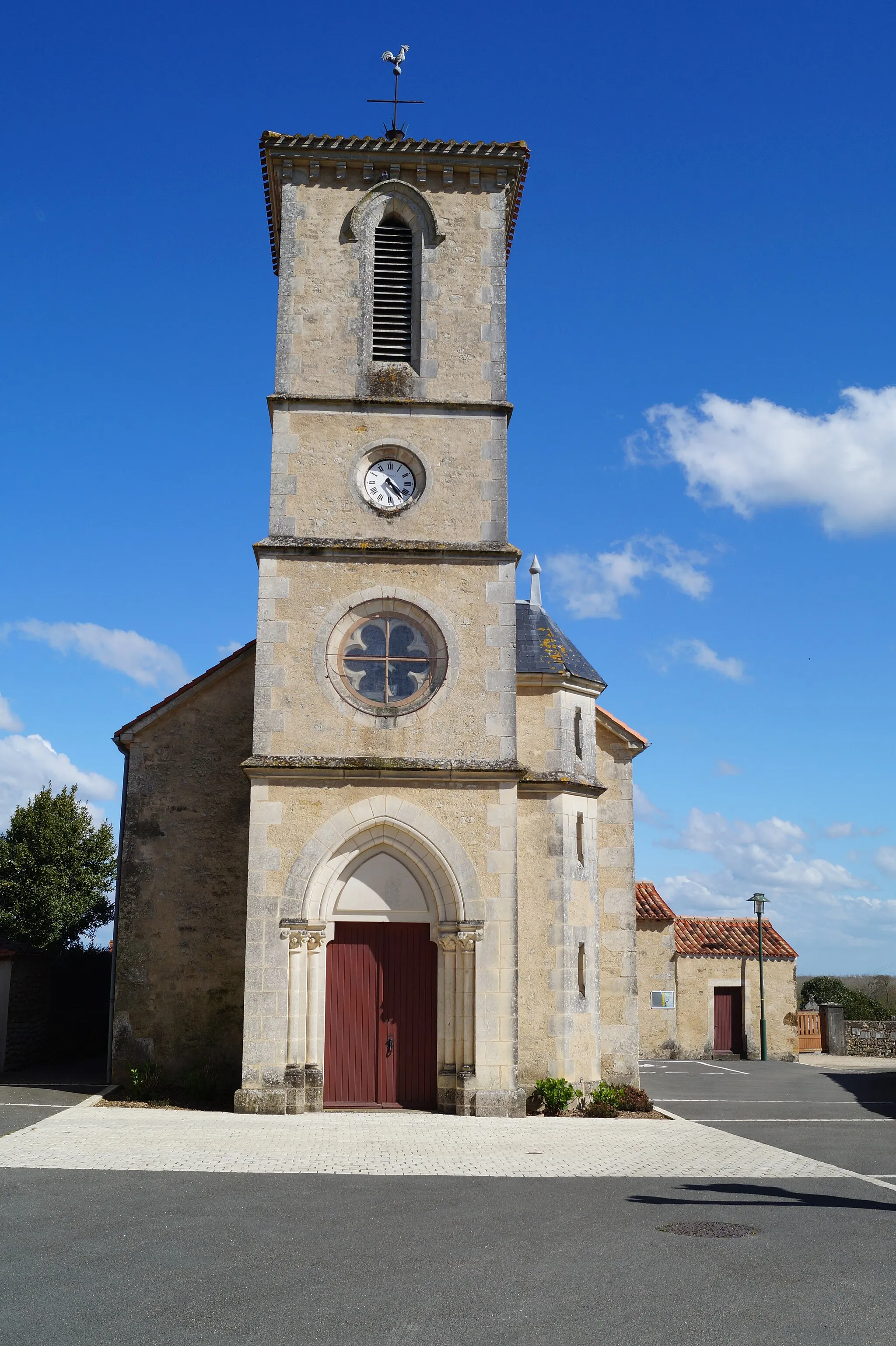 Photo showing: L’église Saint-Jean-Baptiste de Bessay depuis la rue de l’Église.