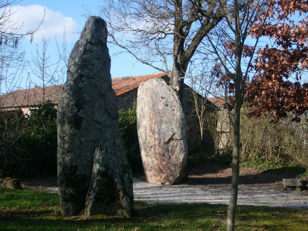 Photo showing: Menhirs jumeaux de Pierre-Levée à Olonne-sur-mer (Vendée).