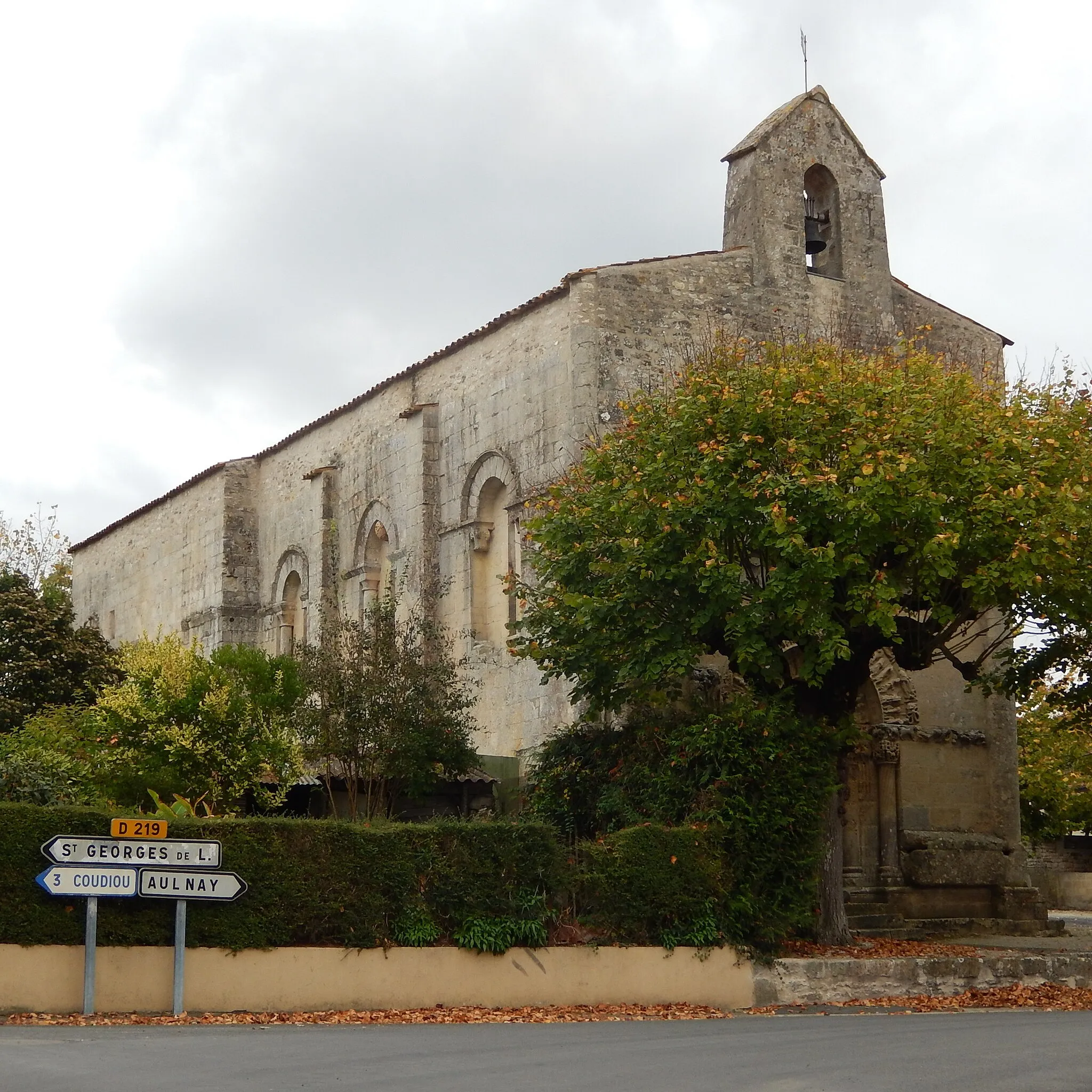 Photo showing: L'église Notre-Dame de Nuaillé-sur-Boutonne en automne.