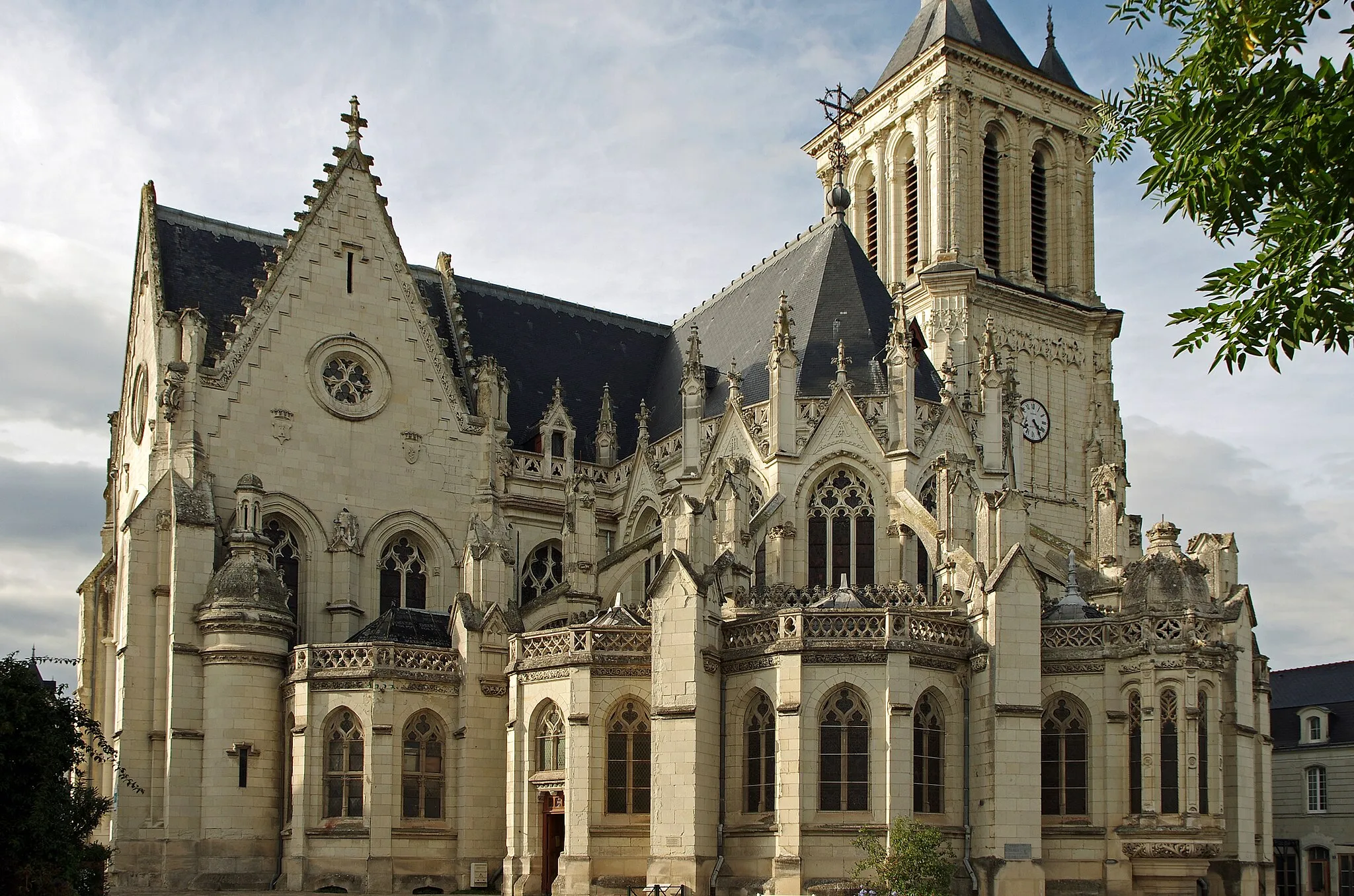 Photo showing: Beaufort-en-Vallée (Maine-et-Loire).
Le chevet de l'église Notre-Dame.
L'église actuelle fait suite à une chapelle en bois construite vers l'an mille et à une église du XIIème siècle.
Au XVème siècle, Jeanne de Laval, épouse de René Ier d'Anjou, décide la construction d'un nouvelle édifice à la place de l'ancienne église romane.
La nef et le bras nord sont de la fin du XVème début XVIème. Le clocher sera terminé en 1542.
L'essentiel de l'édifice actuel est reconstruit au XIXème siècle, de 1866 à 1877, sur les plans de l'architecte Beignet.

The present church follows a wooden chapel built in the year one thousand and a church of the twelfth century.
In the fifteenth century, Jeanne de Laval, wife of René d'Anjou, decided to build a new building to replace the old Romanesque church.
The nave and north arms of the late fifteenth early sixteenth. The tower will be completed in 1542.

Most of the current building was rebuilt in the nineteenth century, from 1866 to 1877 on the plans of the architect Beignet.