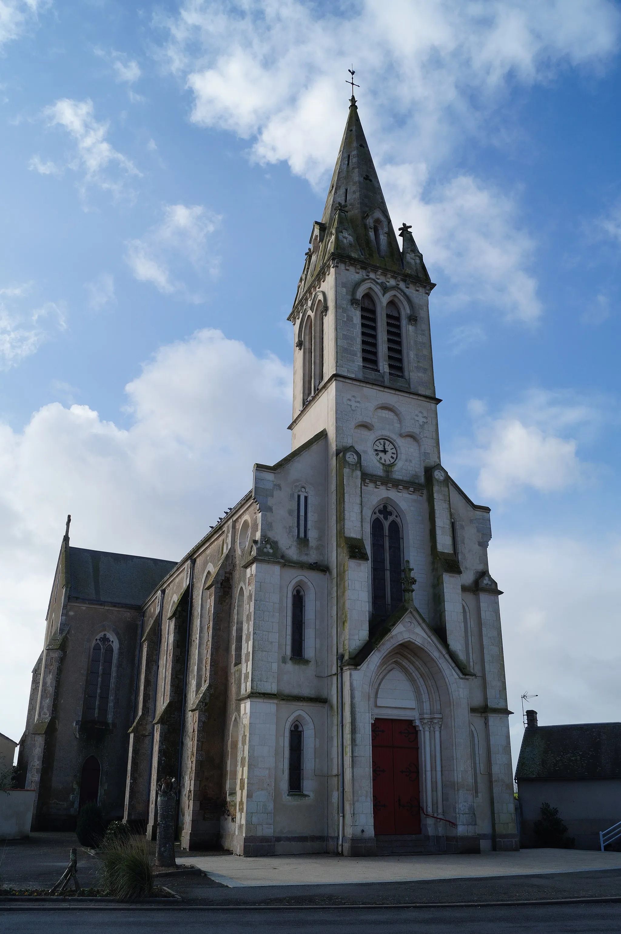 Photo showing: L’église Notre-Dame-de-la-Nativité de Château-Guibert depuis la place de l’Église.