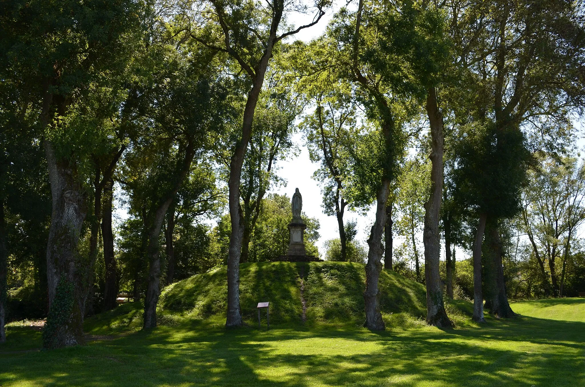 Photo showing: This building is inscrit au titre des monuments historiques de la France. It is indexed in the base Mérimée, a database of architectural heritage maintained by the French Ministry of Culture, under the reference PA00110069 .