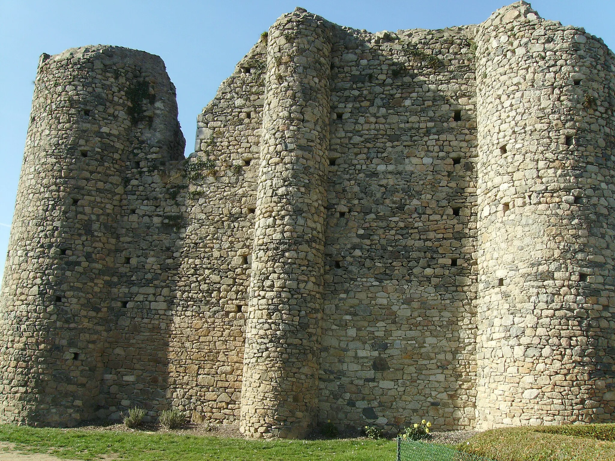 Photo showing: Photographie du donjon médiéval de Châteaumur, sur la commune des Châtelliers-Châteaumur en Vendée.