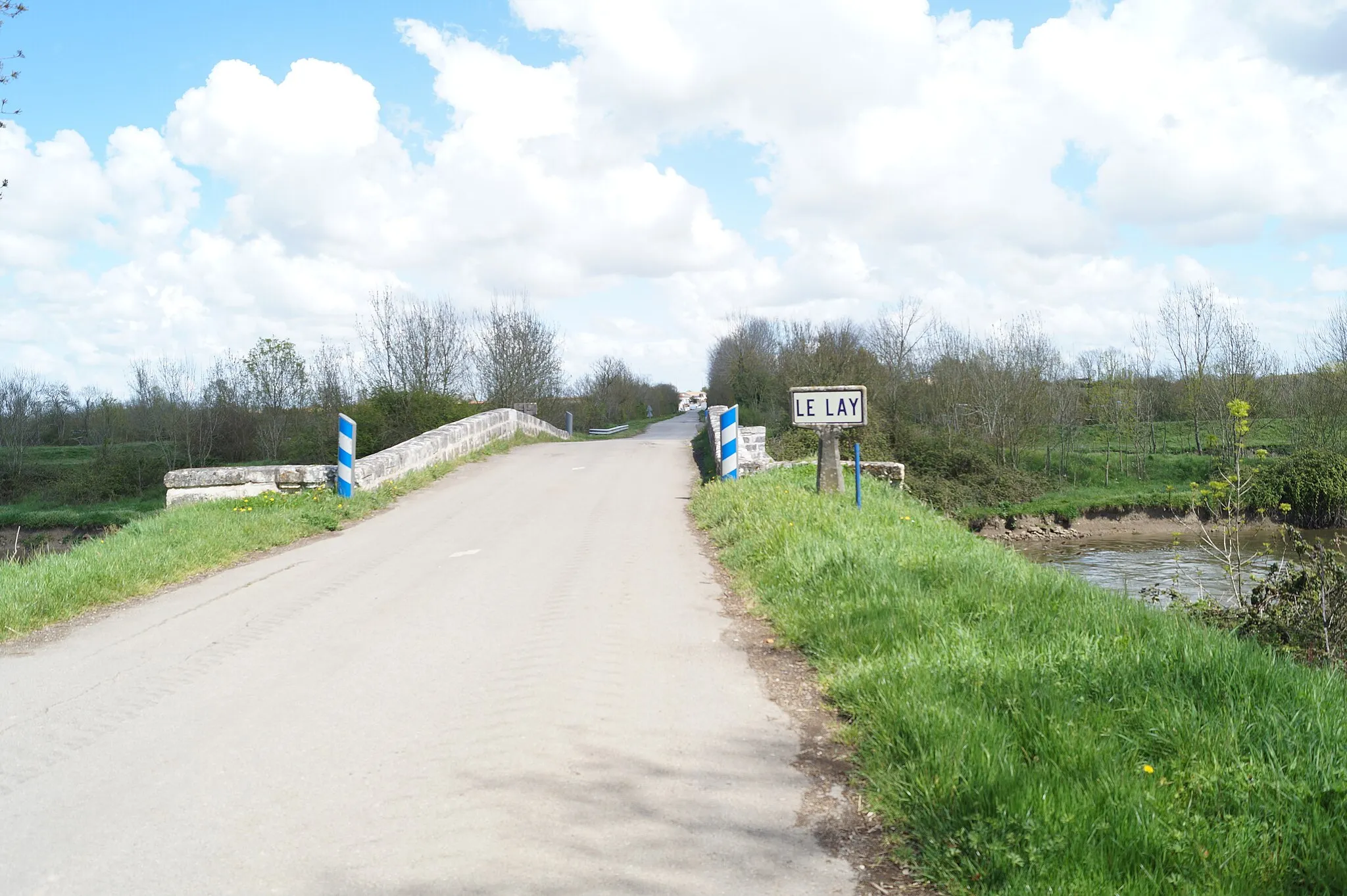 Photo showing: Une borne Michelin indiquant le passage du Lay depuis la départementale 2949, à Saint-Cyr-en-Talmondais.